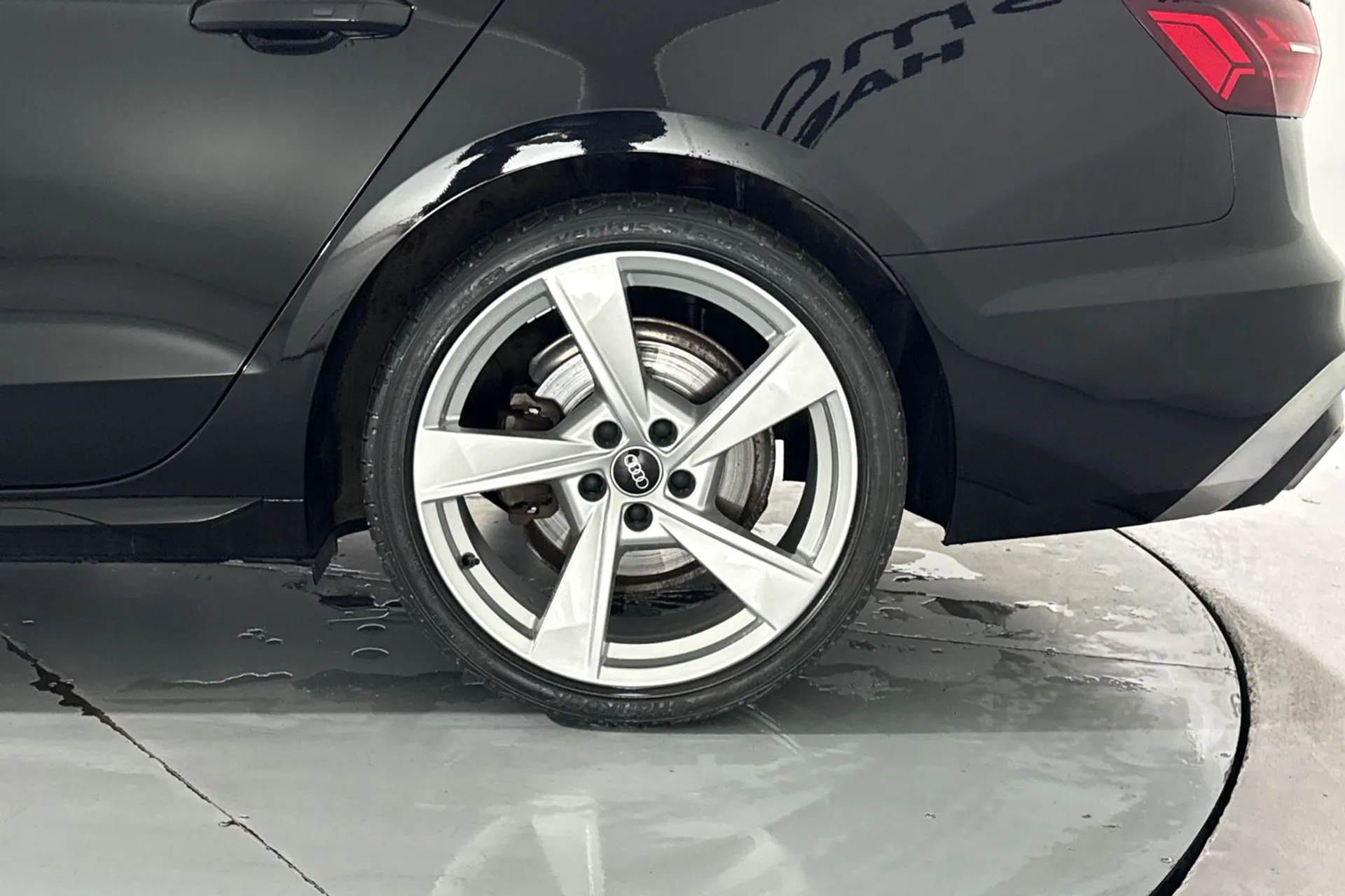 Audi A4 thumbnail image number 13