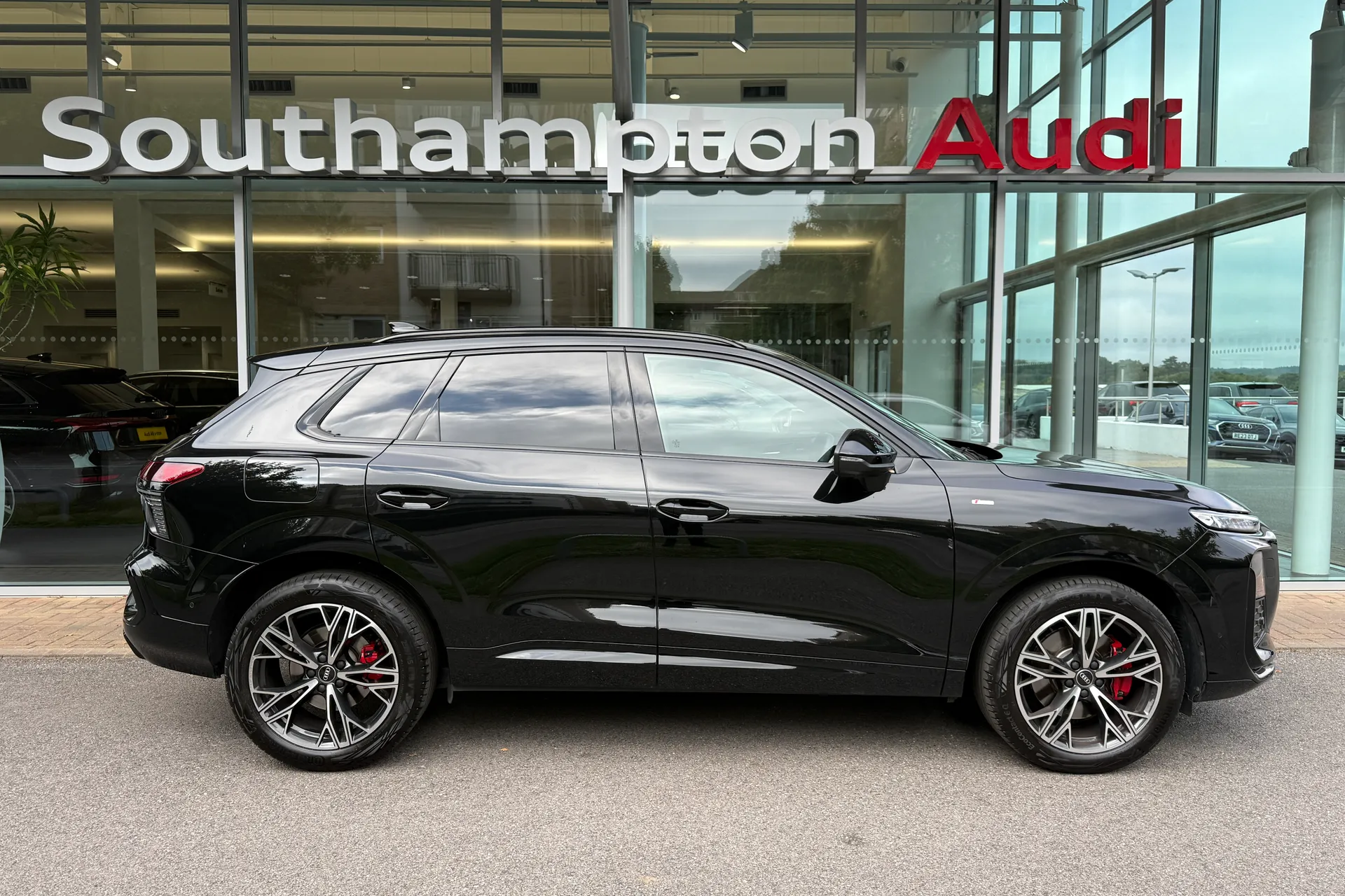 Audi Q3 thumbnail image number 2