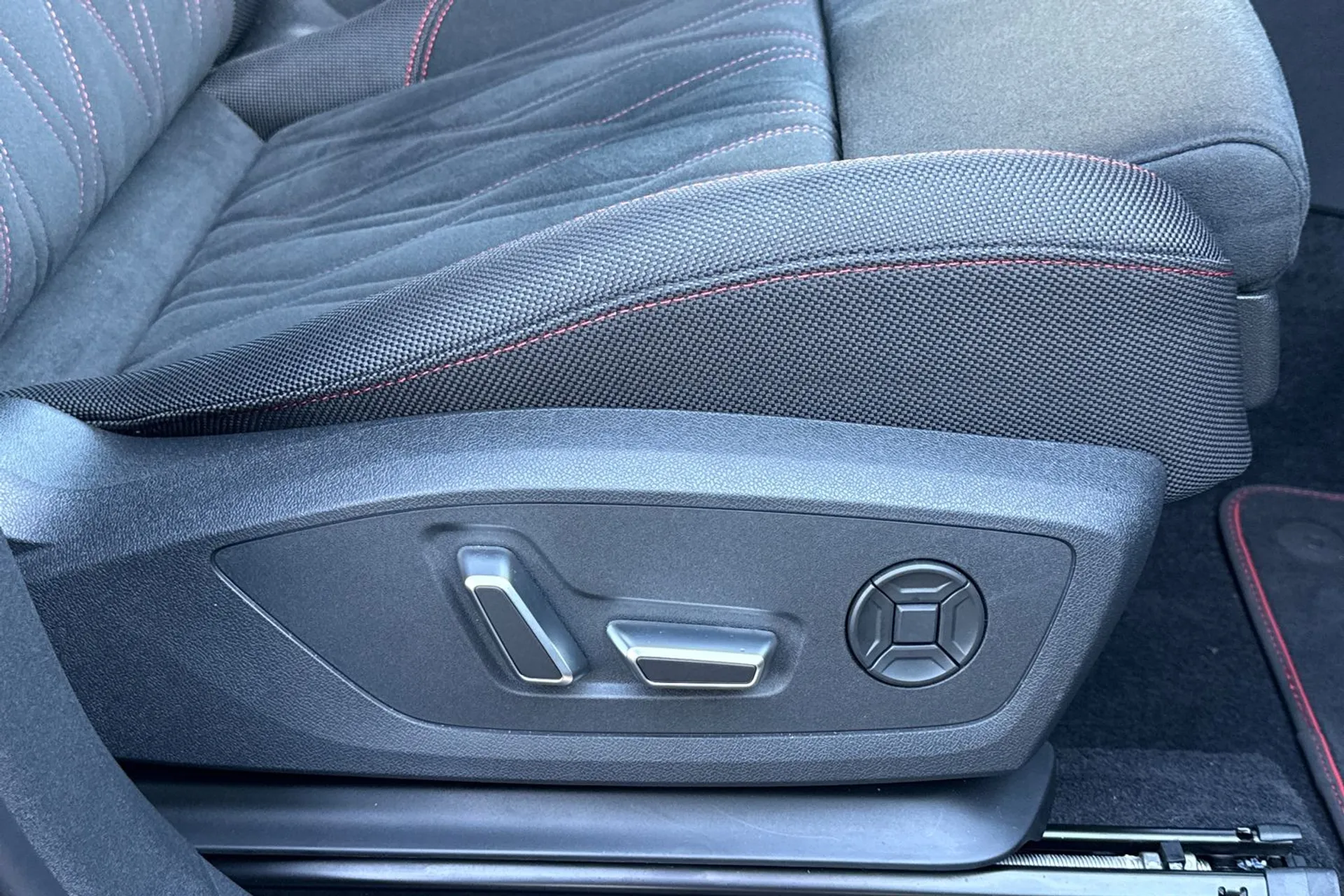 Audi Q3 thumbnail image number 33