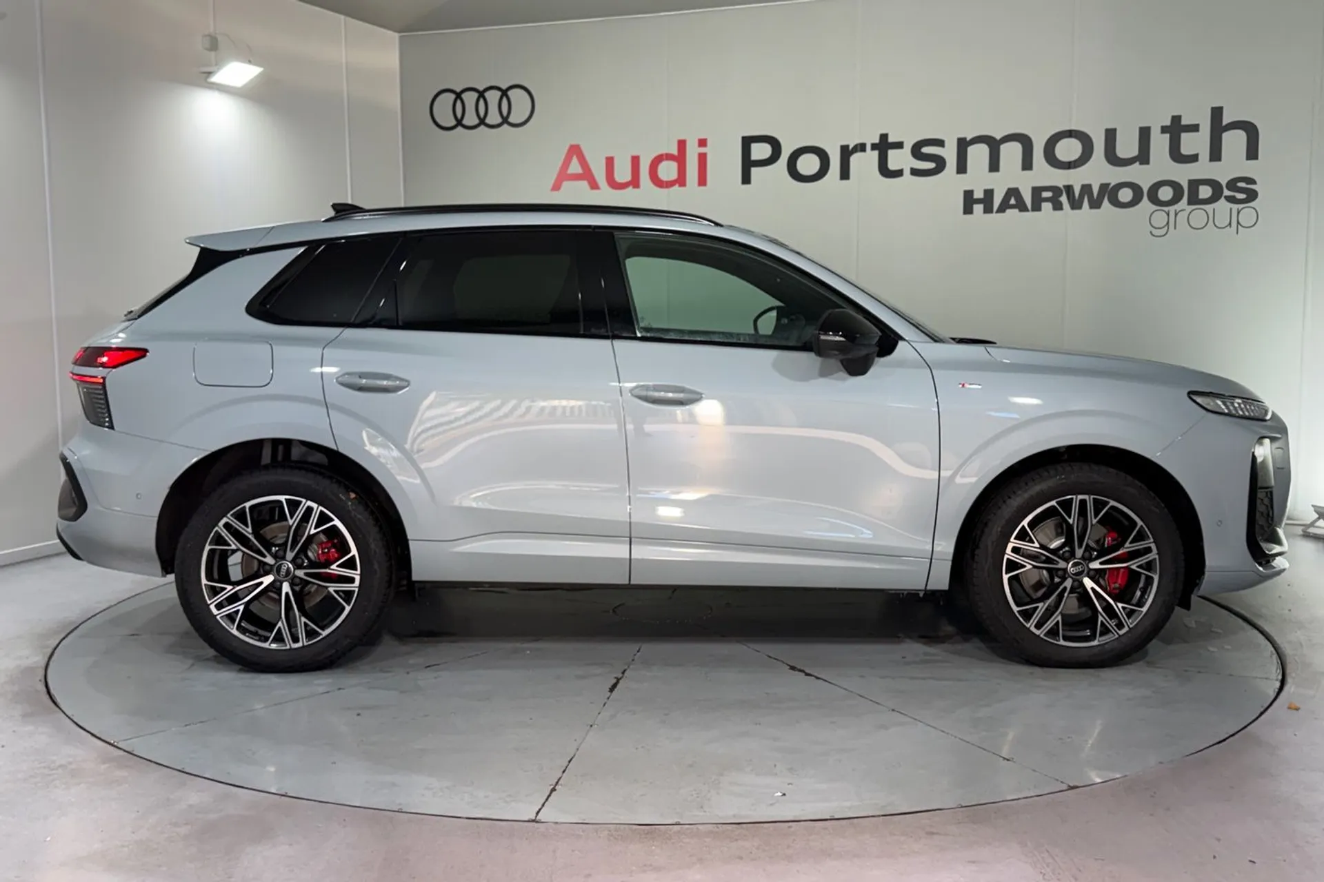 Audi Q3 thumbnail image number 2