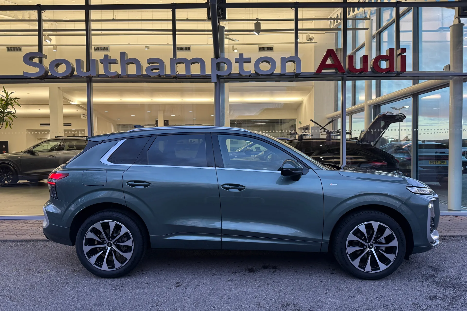 Audi Q3 thumbnail image number 2