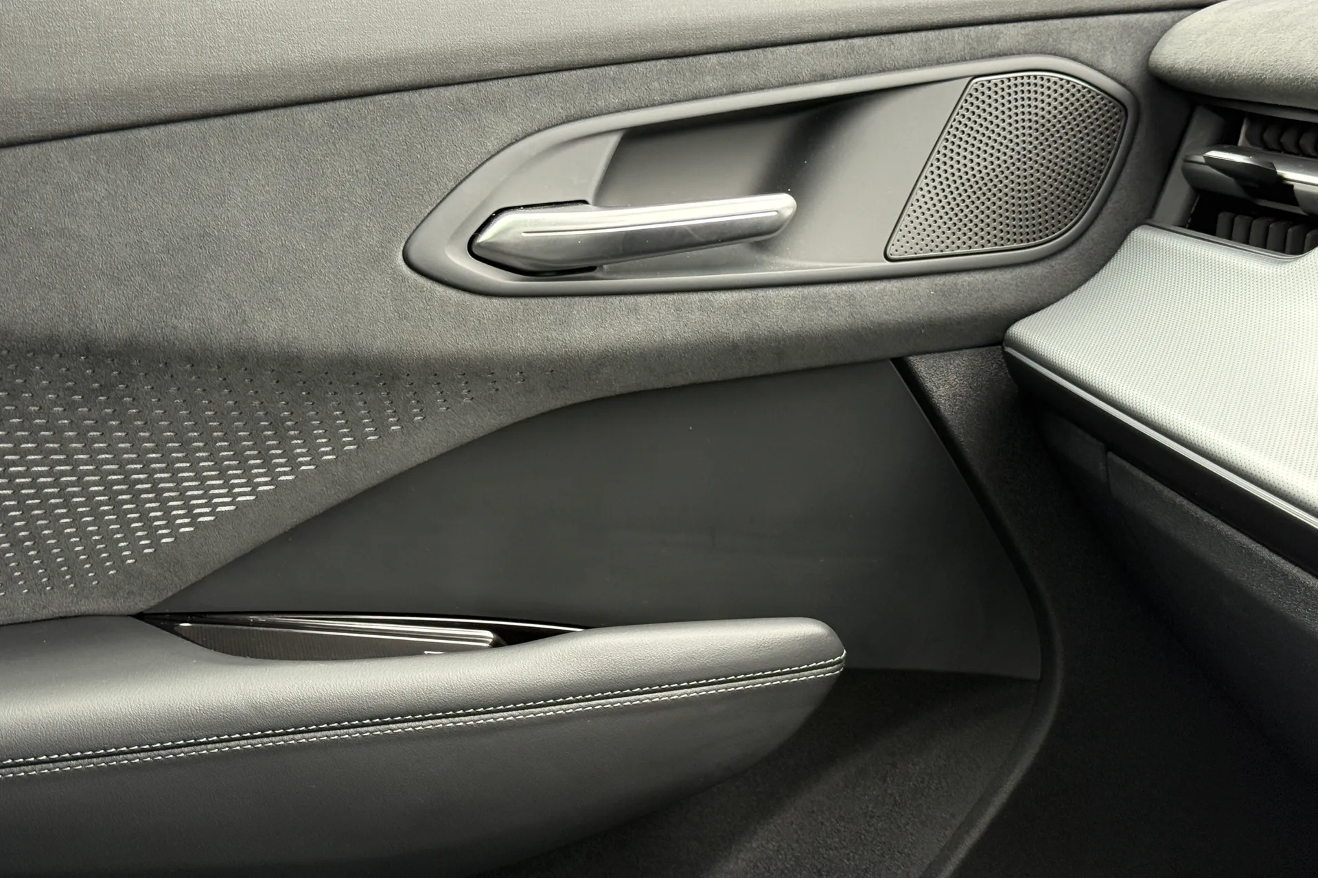 Audi Q3 thumbnail image number 23