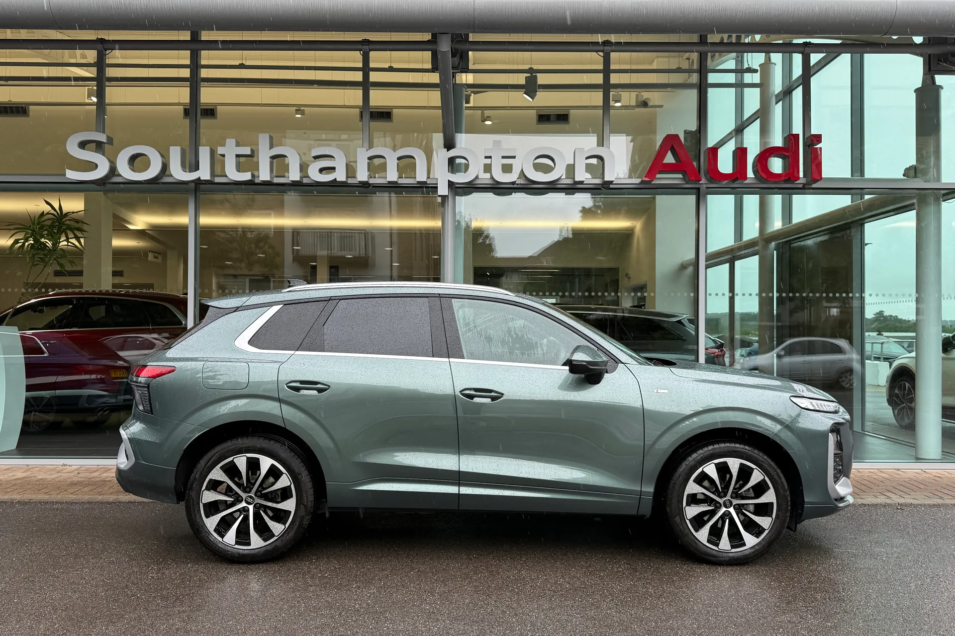 Audi Q3 thumbnail image number 2