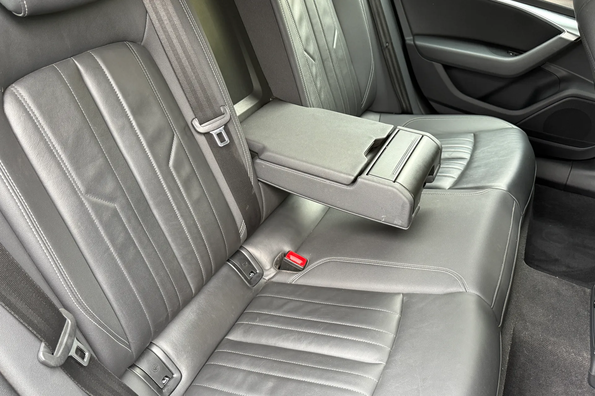 Audi A6 thumbnail image number 32