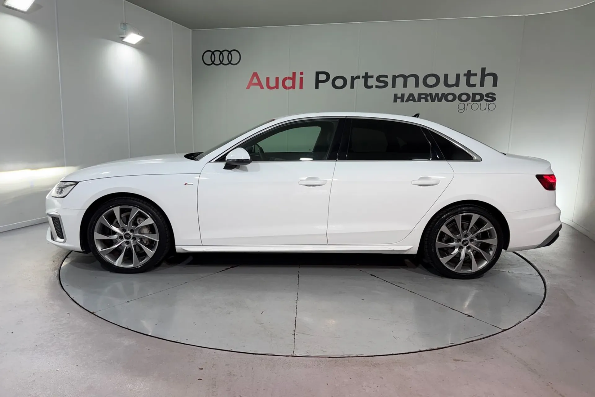 Audi A4 thumbnail image number 11