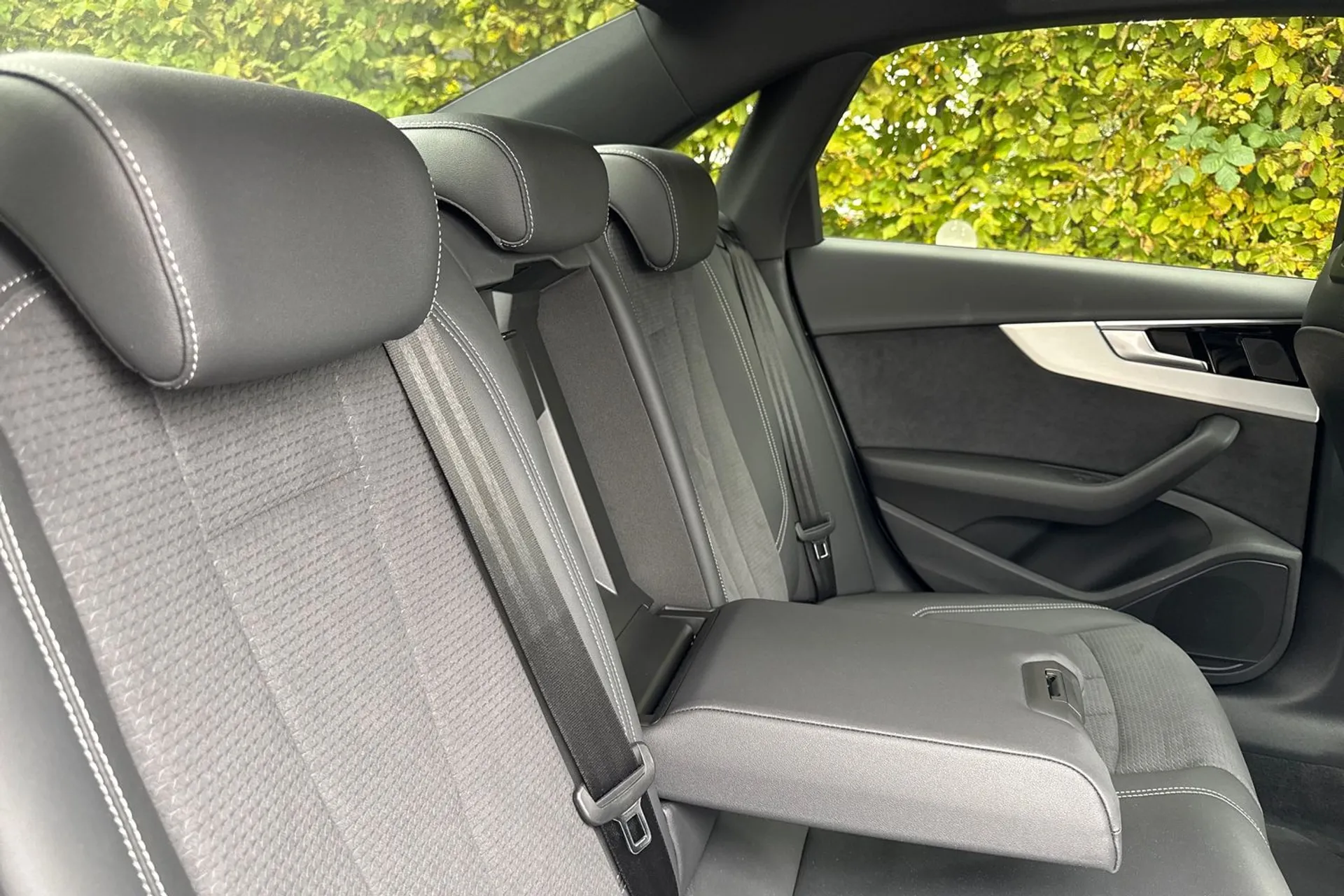 Audi A4 thumbnail image number 22