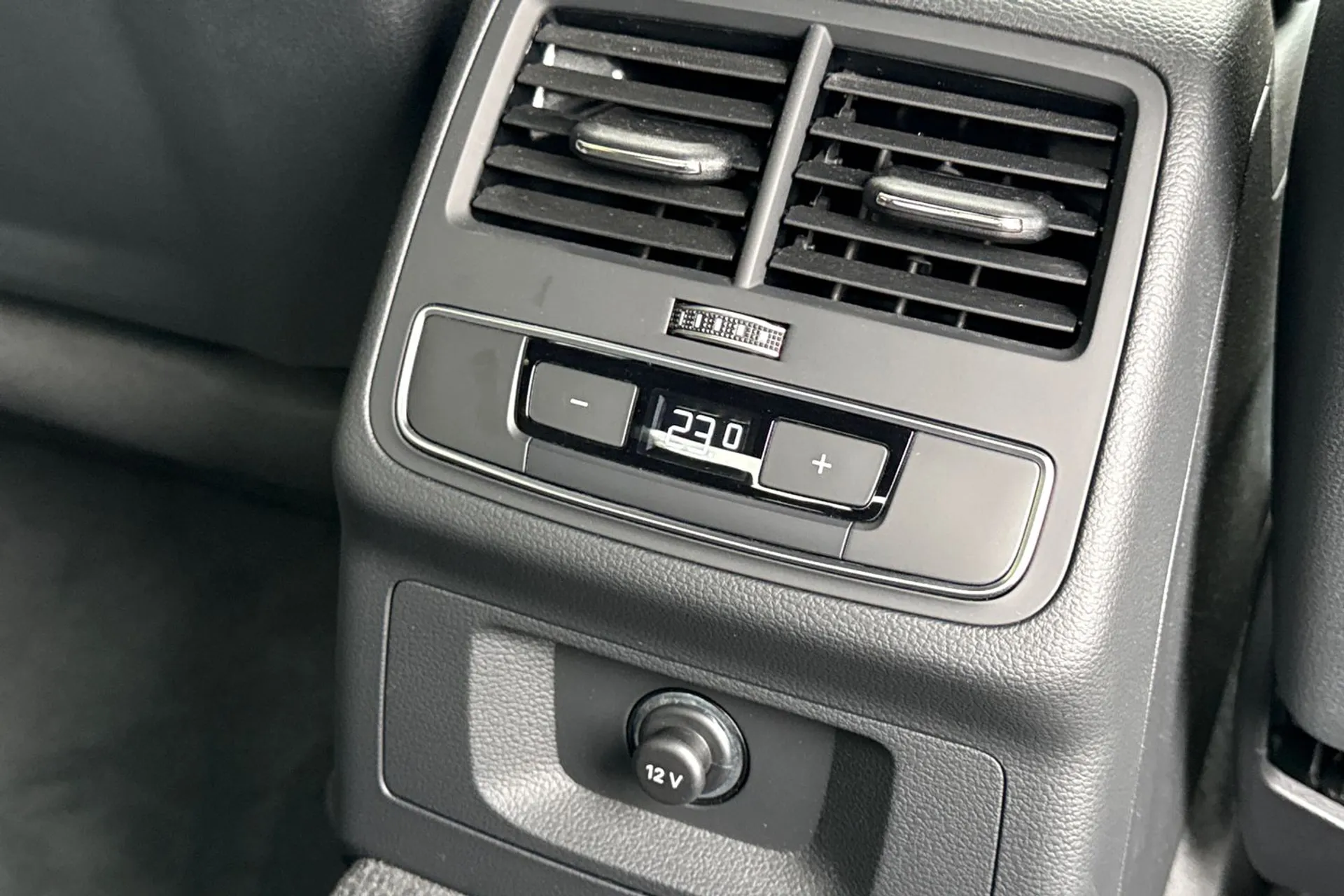 Audi A4 thumbnail image number 34