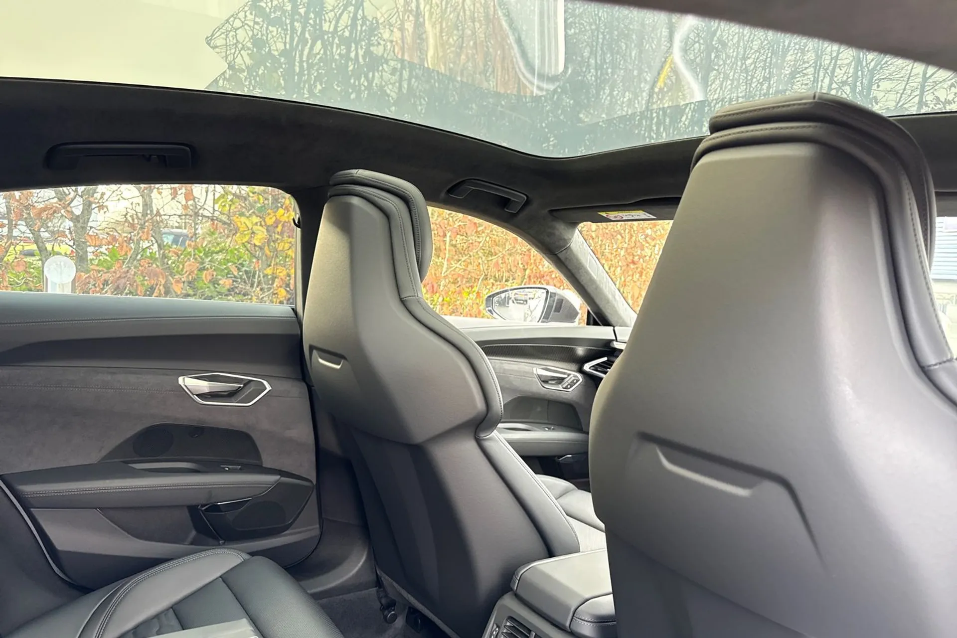 Audi e-tron GT thumbnail image number 32