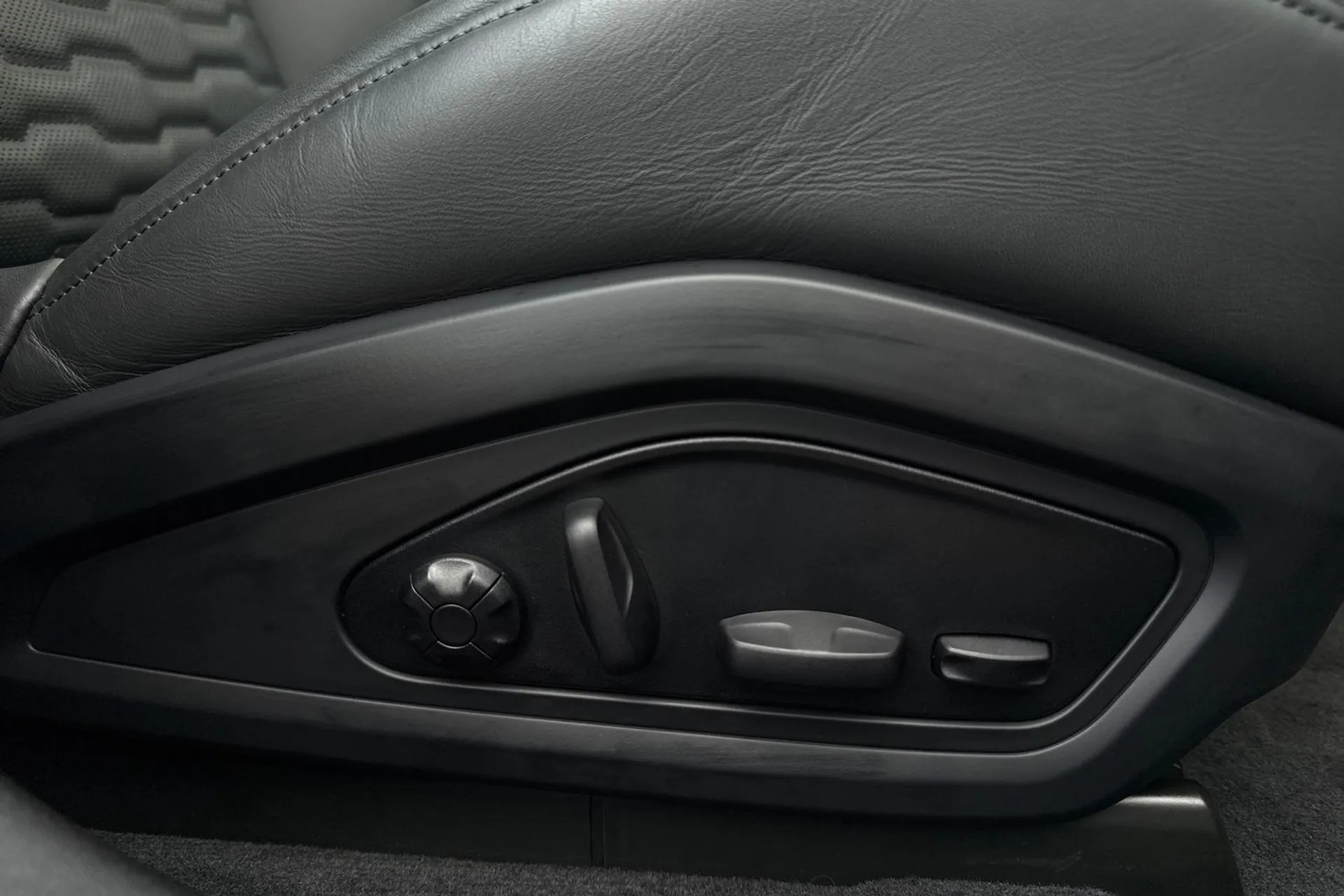 Audi e-tron GT thumbnail image number 45