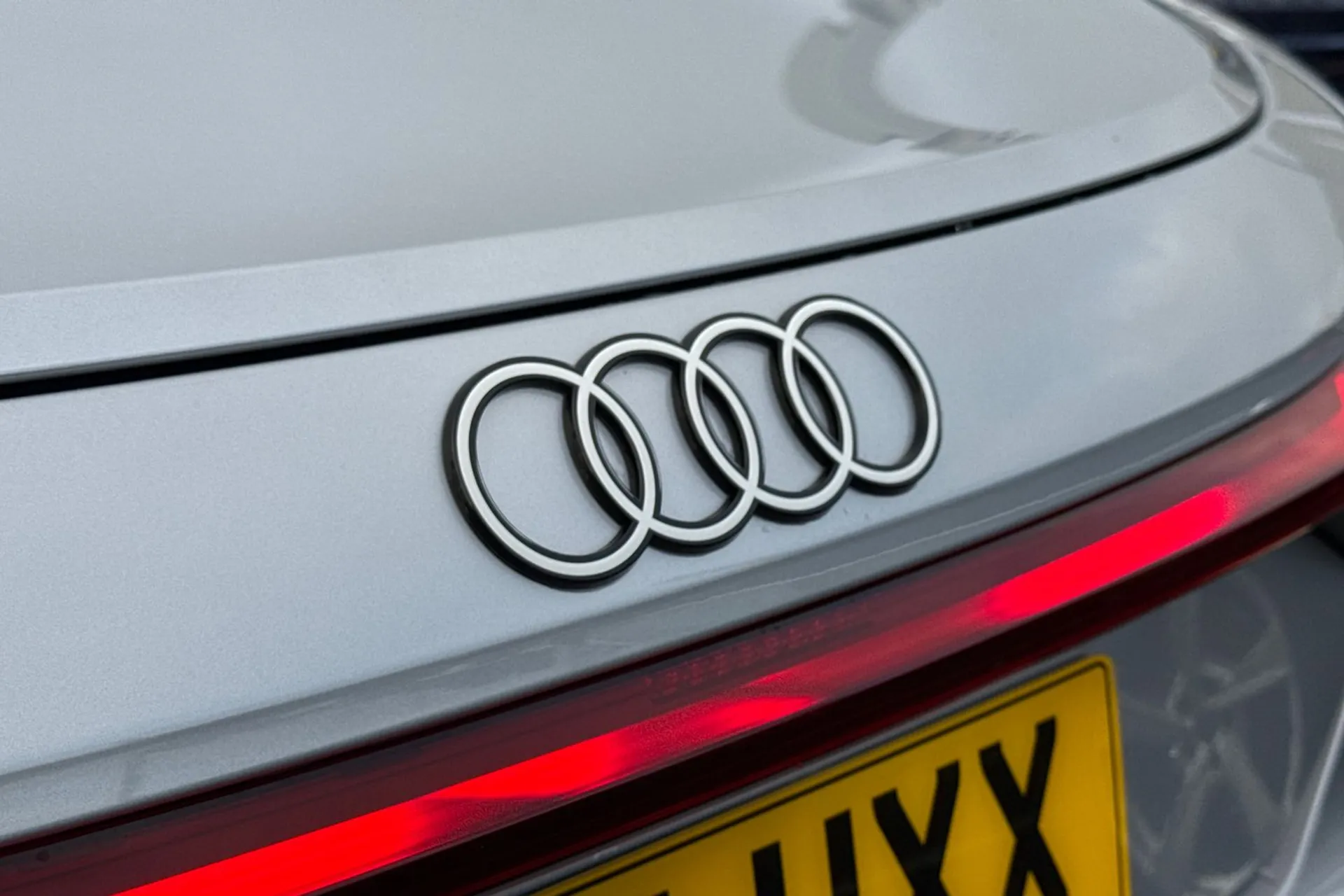 Audi e-tron GT thumbnail image number 18