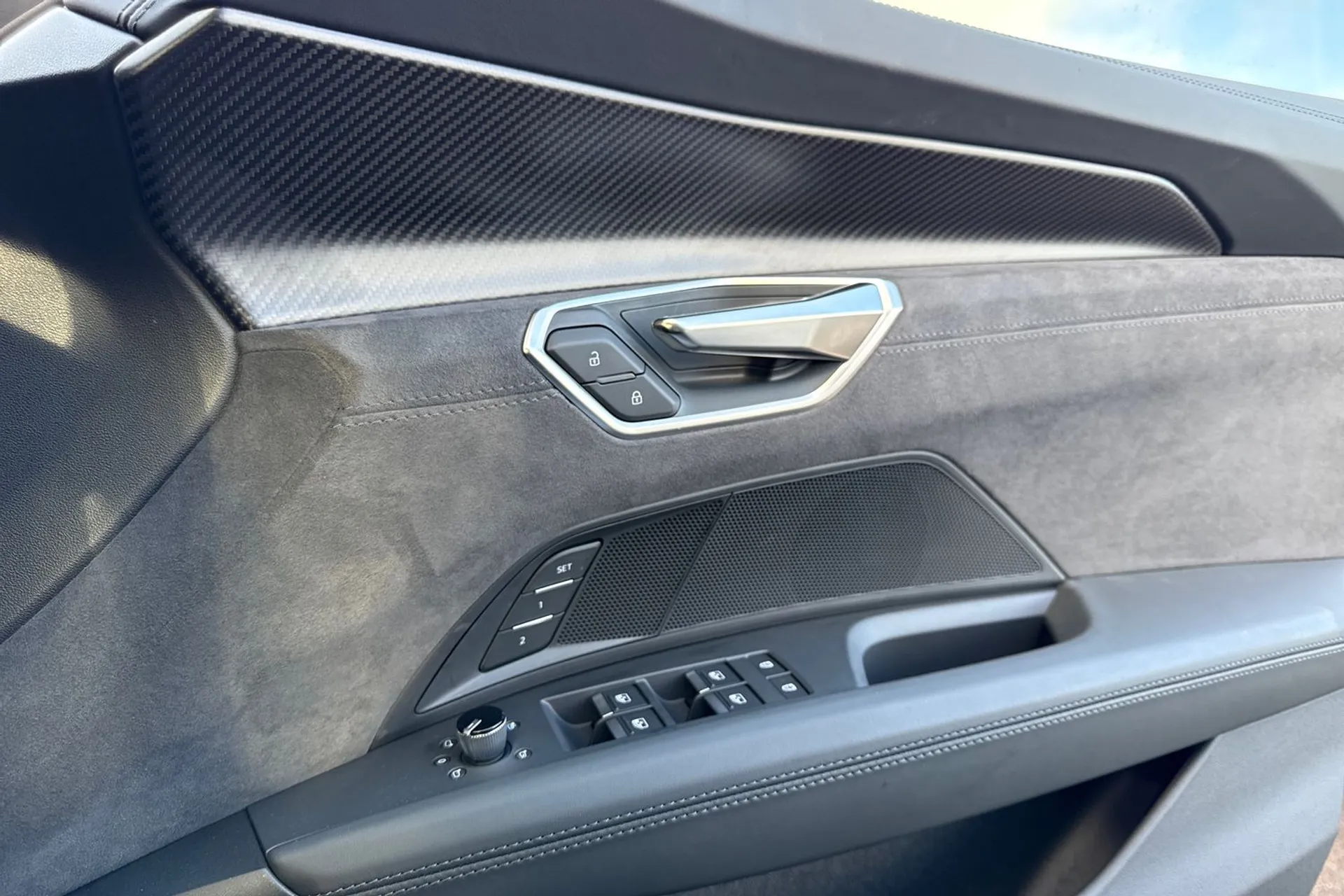 Audi e-tron GT thumbnail image number 38