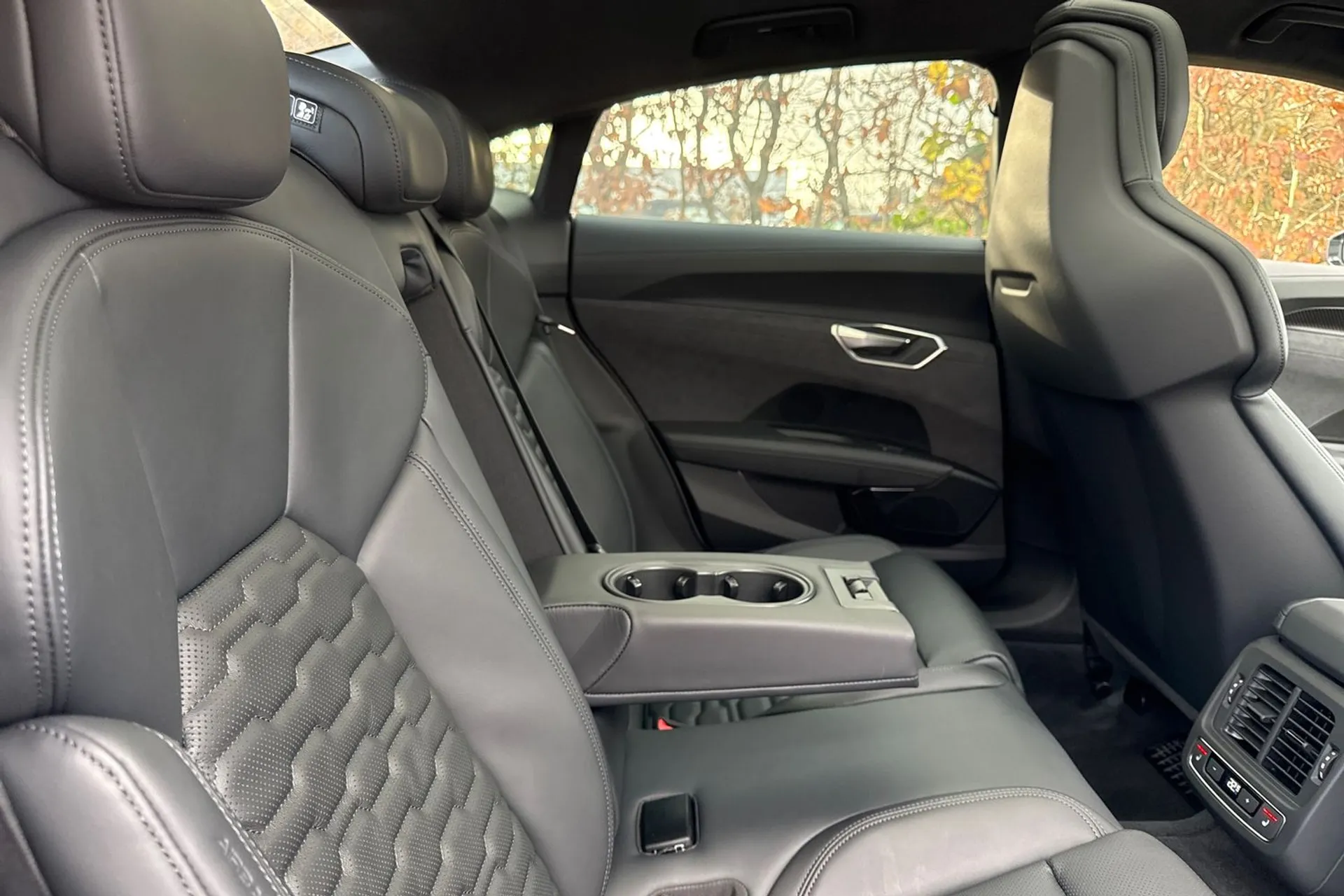 Audi e-tron GT thumbnail image number 30