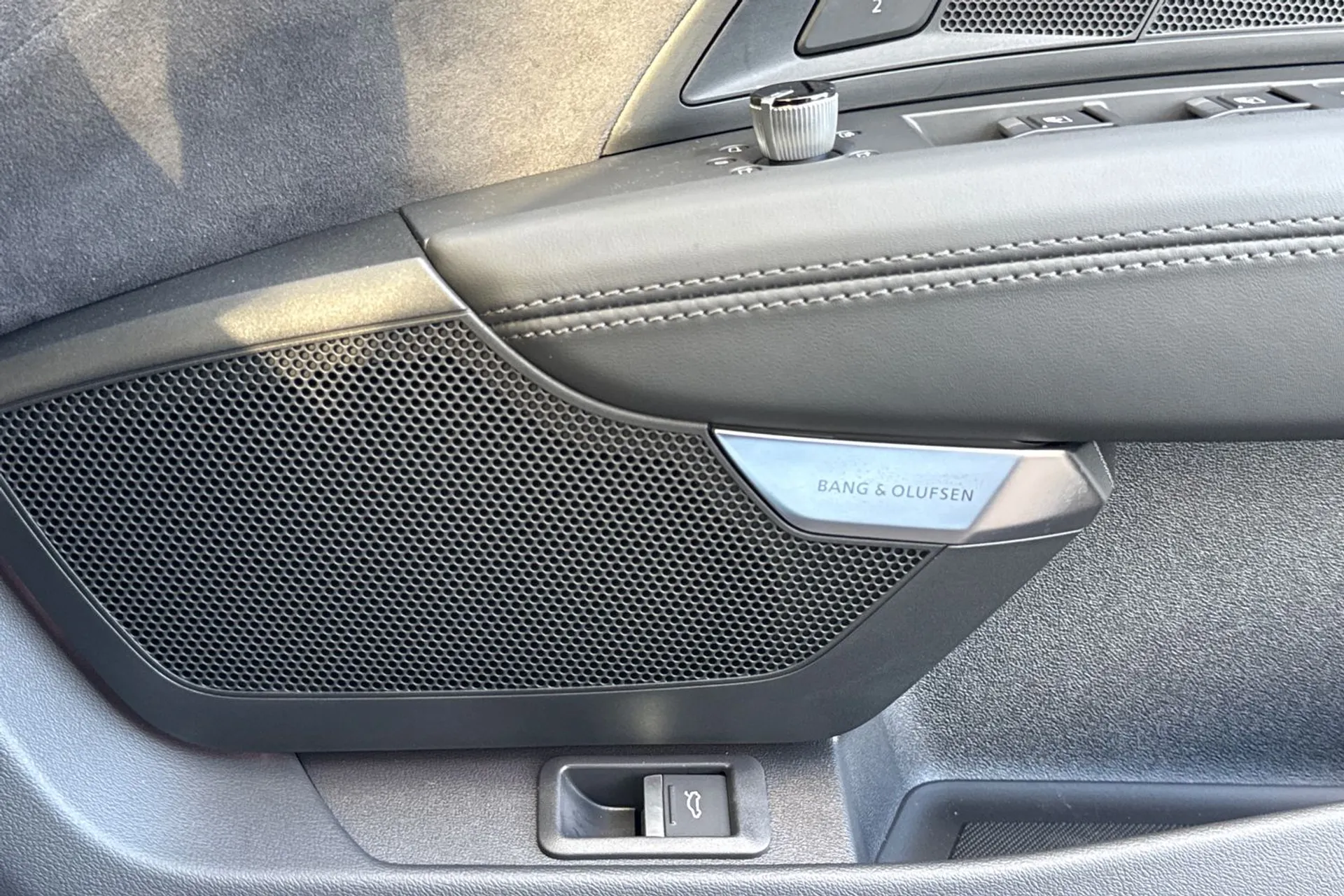 Audi e-tron GT thumbnail image number 43