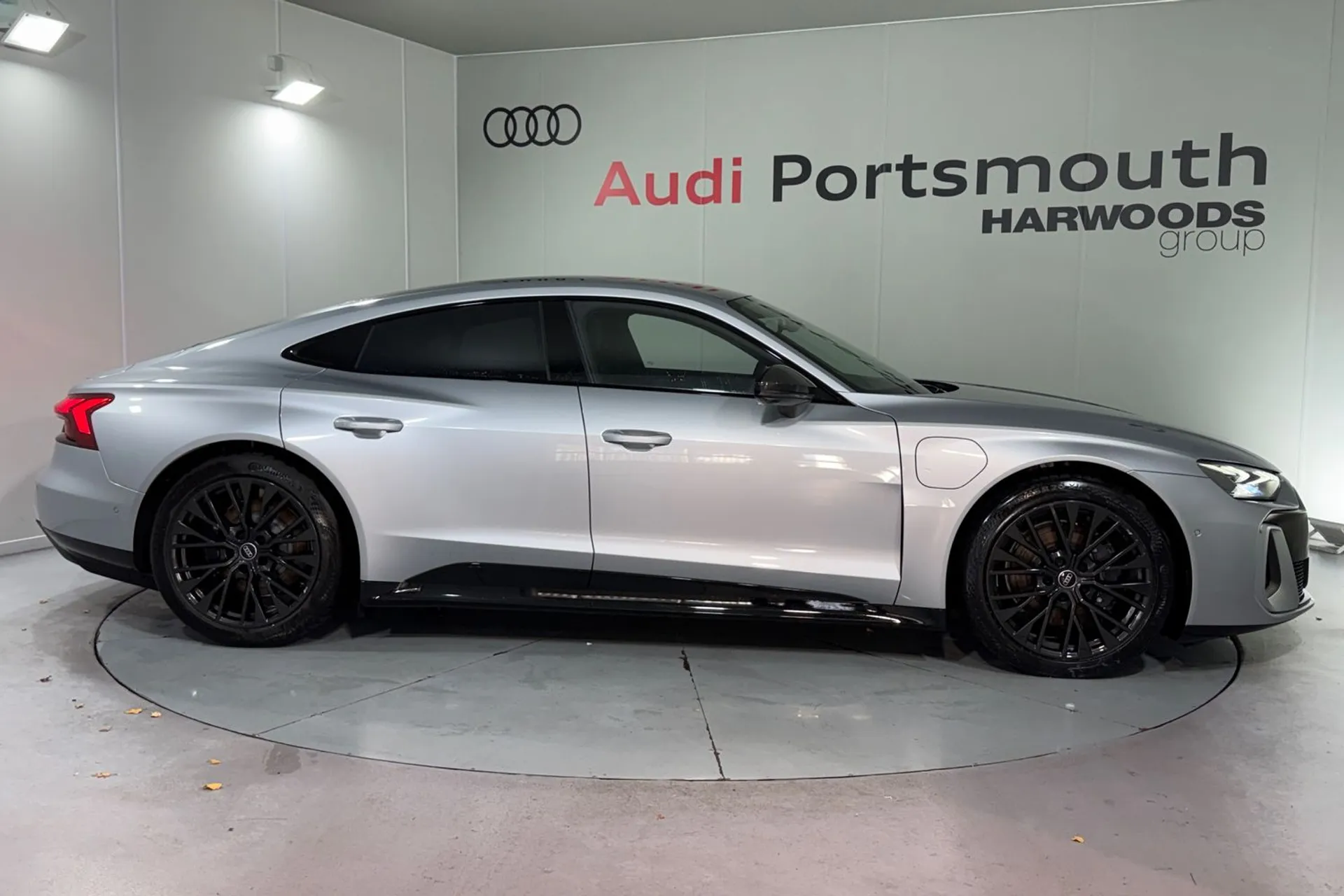 Audi e-tron GT thumbnail image number 2