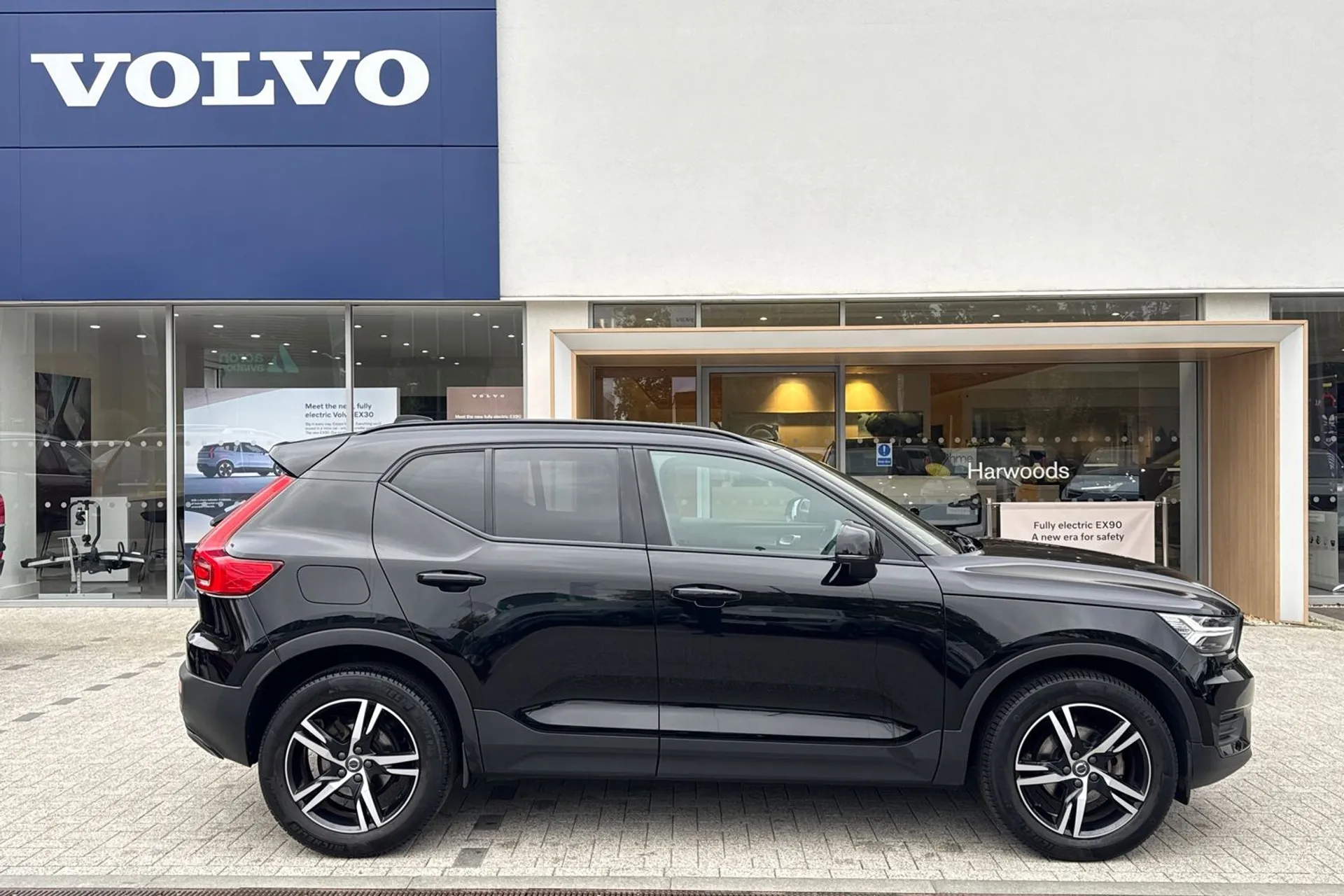 Volvo XC40 thumbnail image number 2