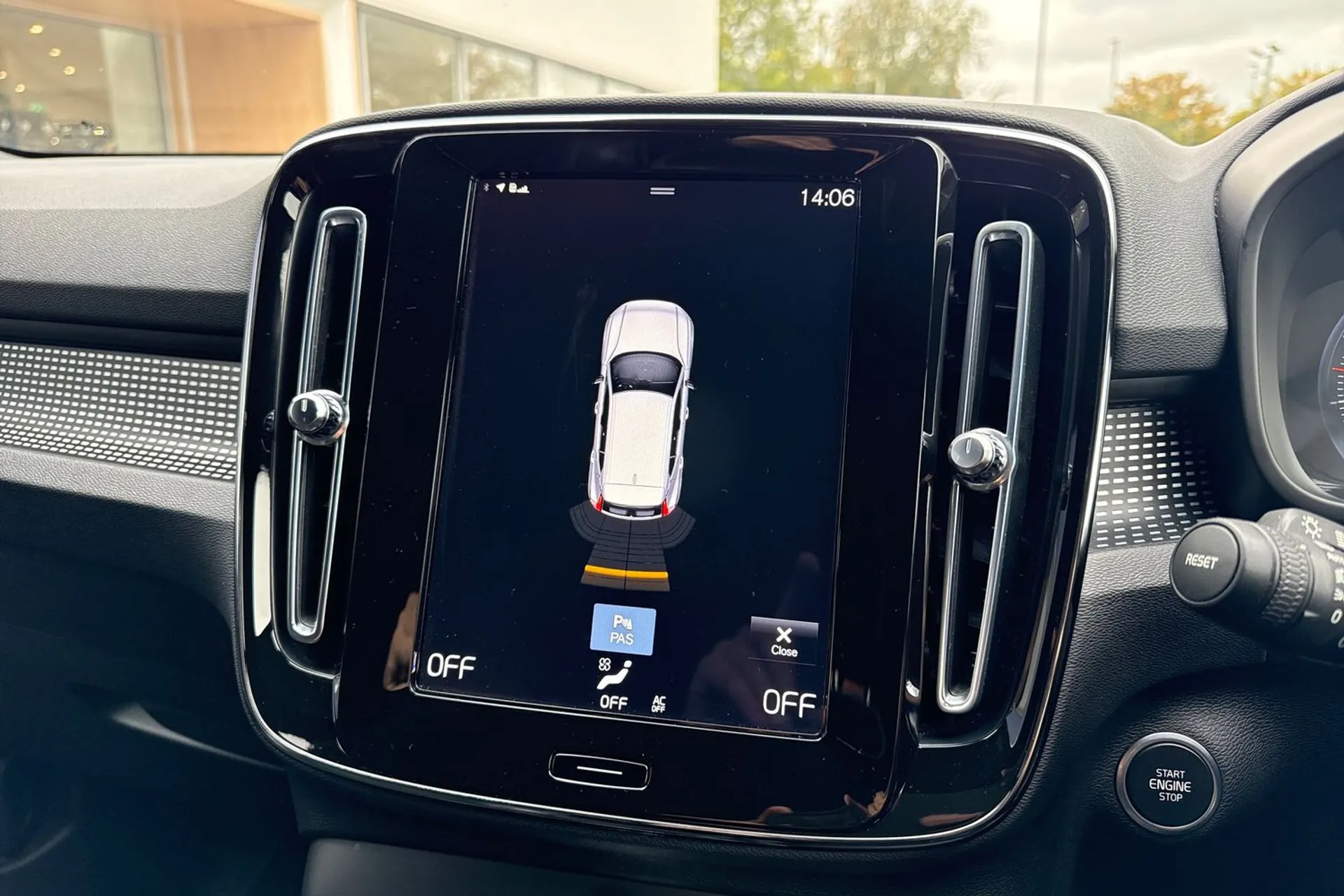 Volvo XC40 thumbnail image number 4