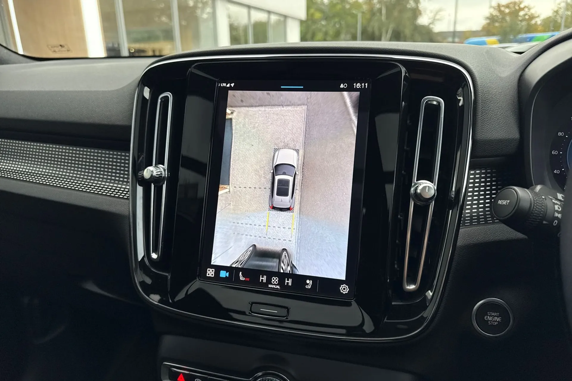 Volvo XC40 thumbnail image number 4