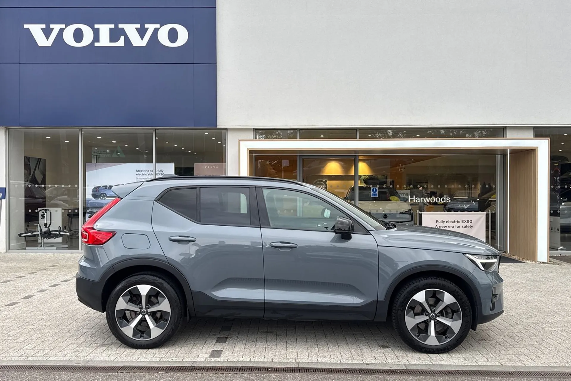 Volvo XC40 thumbnail image number 2
