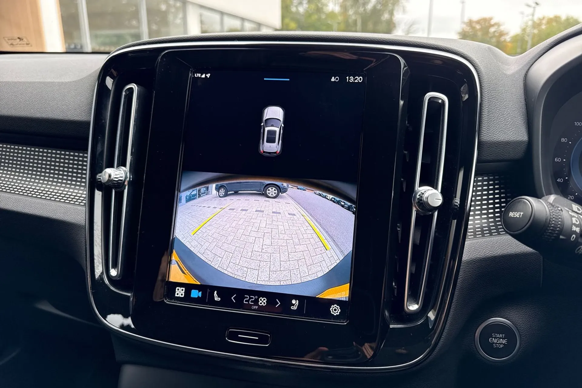 Volvo XC40 thumbnail image number 4