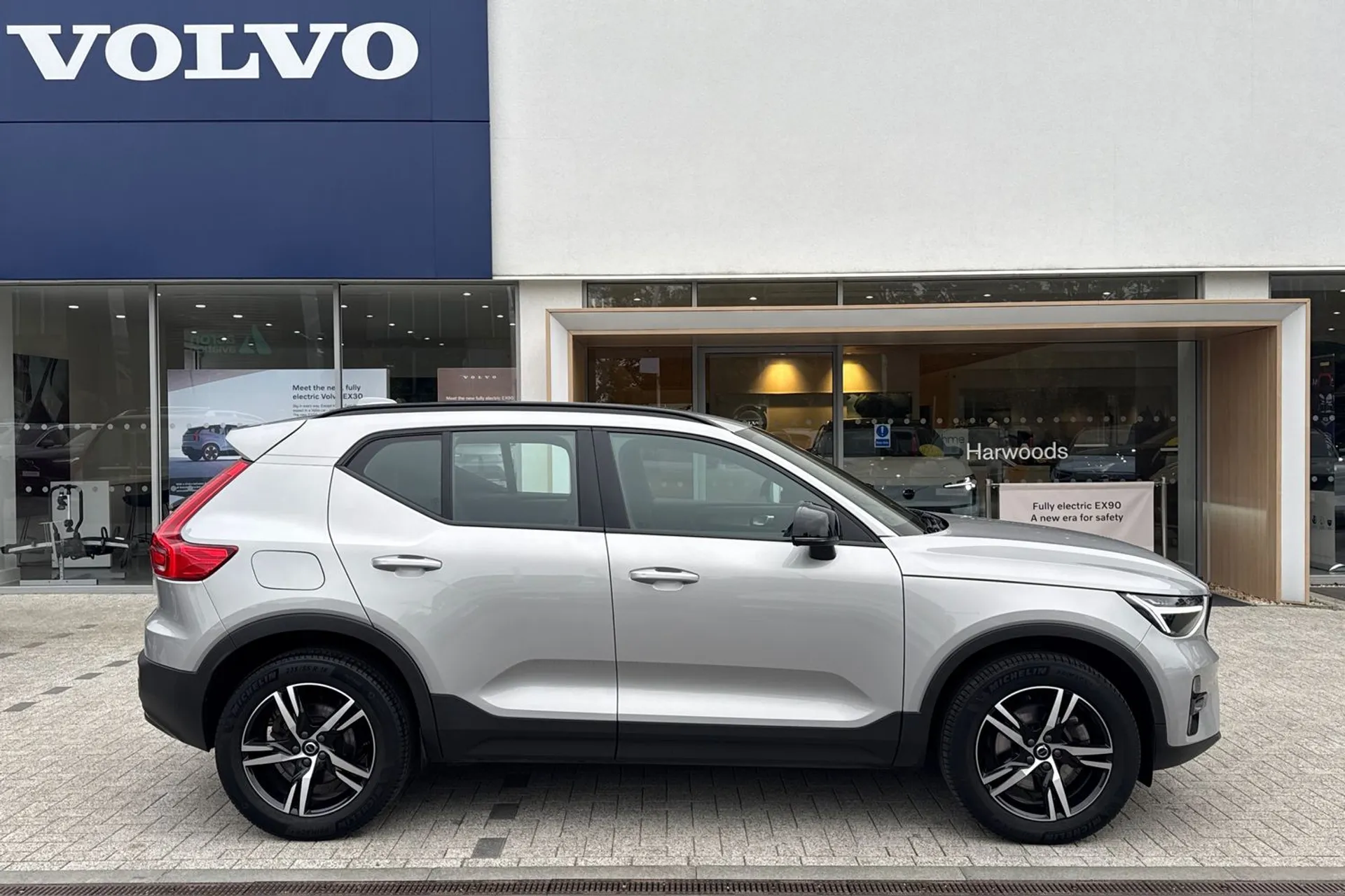 Volvo XC40 thumbnail image number 2