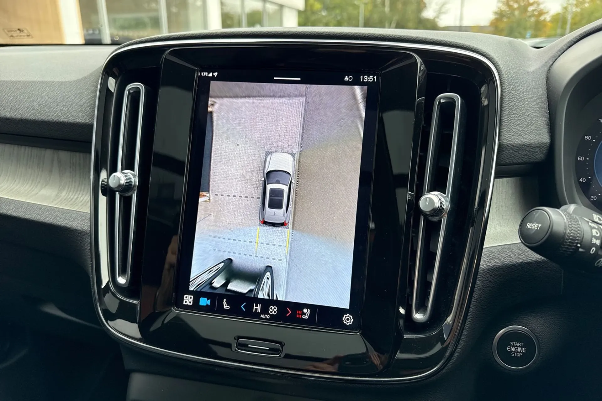 Volvo XC40 thumbnail image number 4