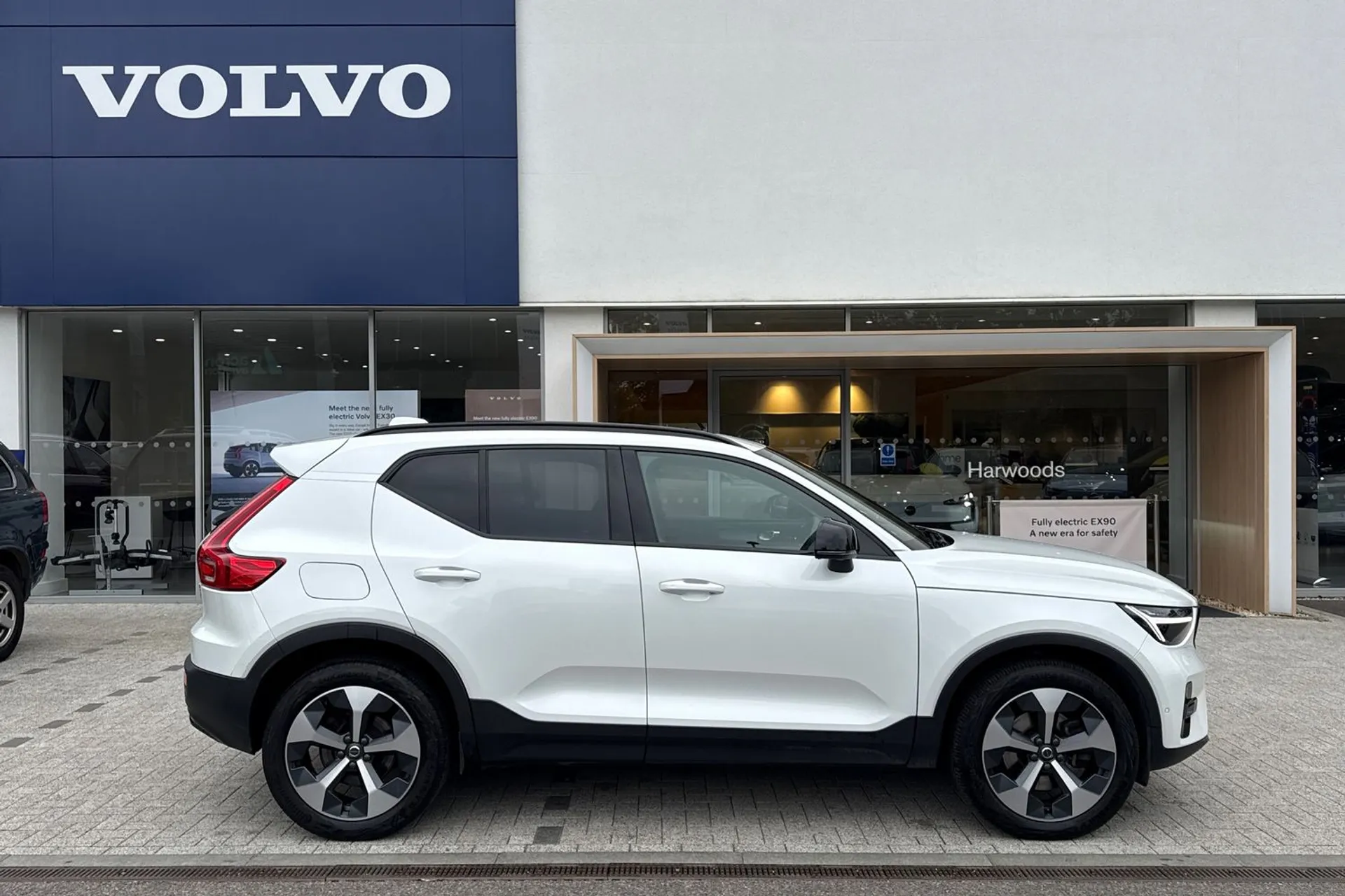 Volvo XC40 thumbnail image number 2