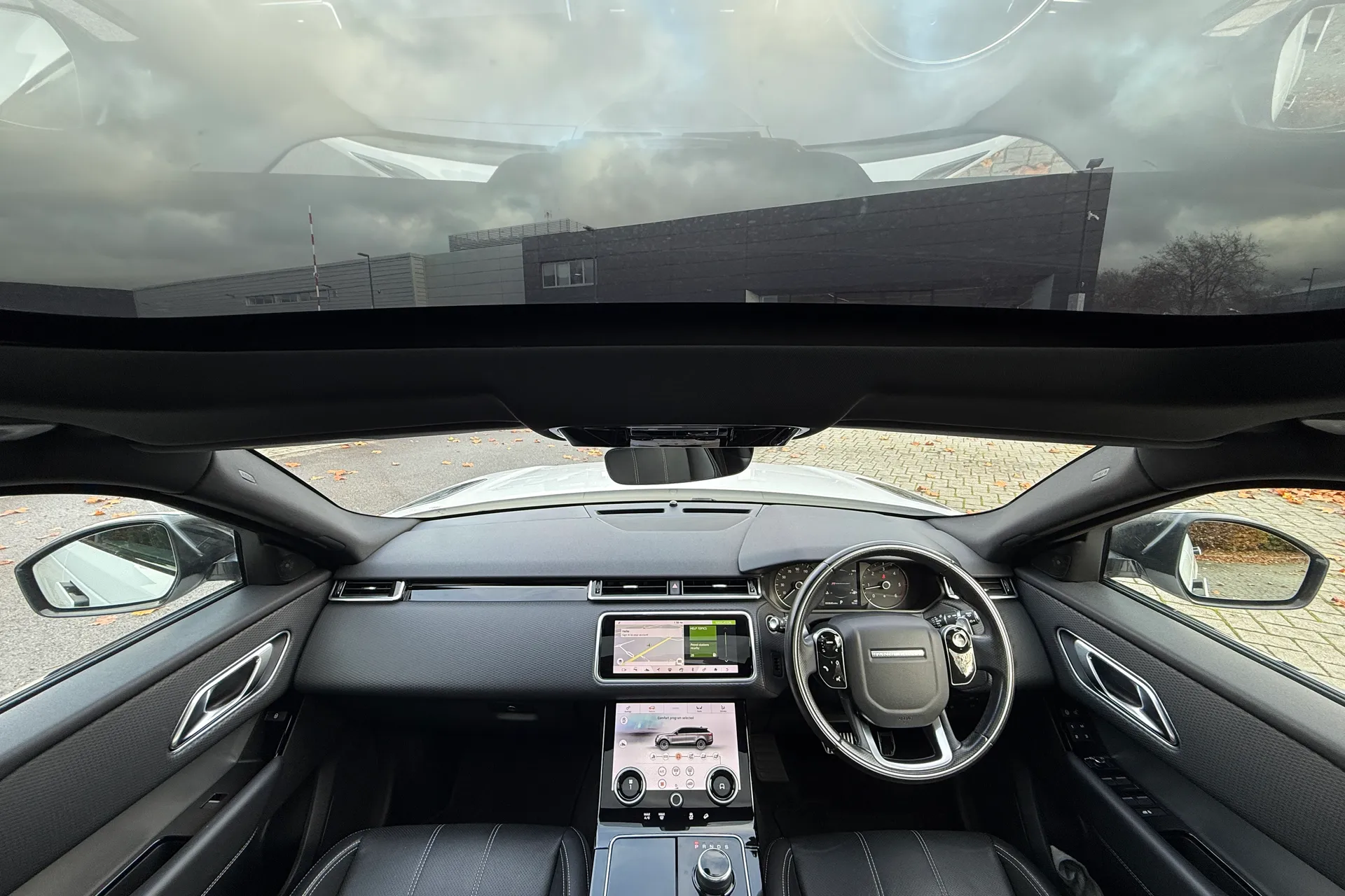 LAND ROVER RANGE ROVER VELAR thumbnail image number 4