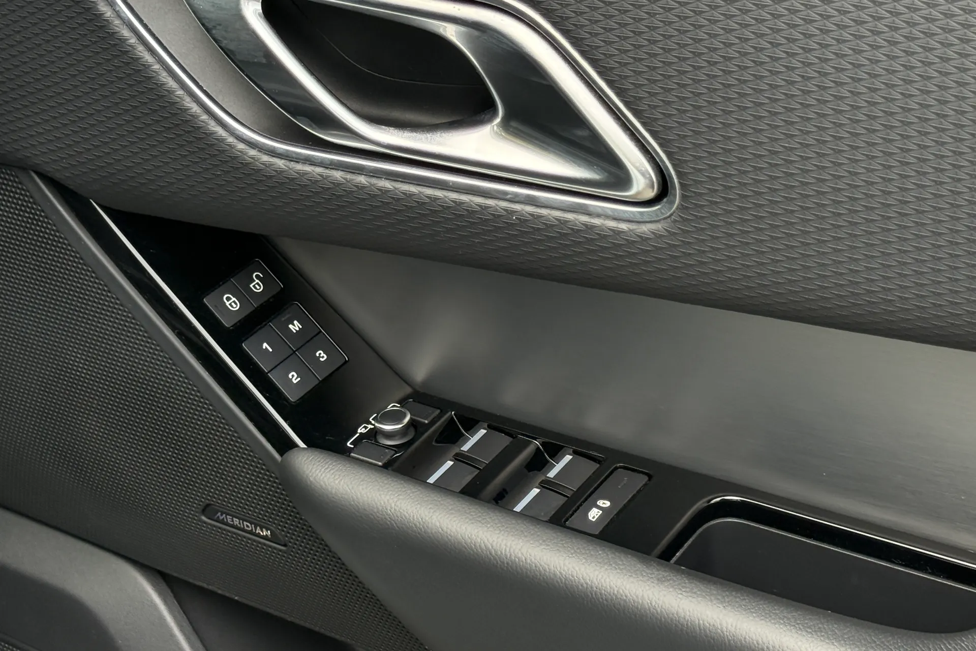 LAND ROVER RANGE ROVER VELAR thumbnail image number 26