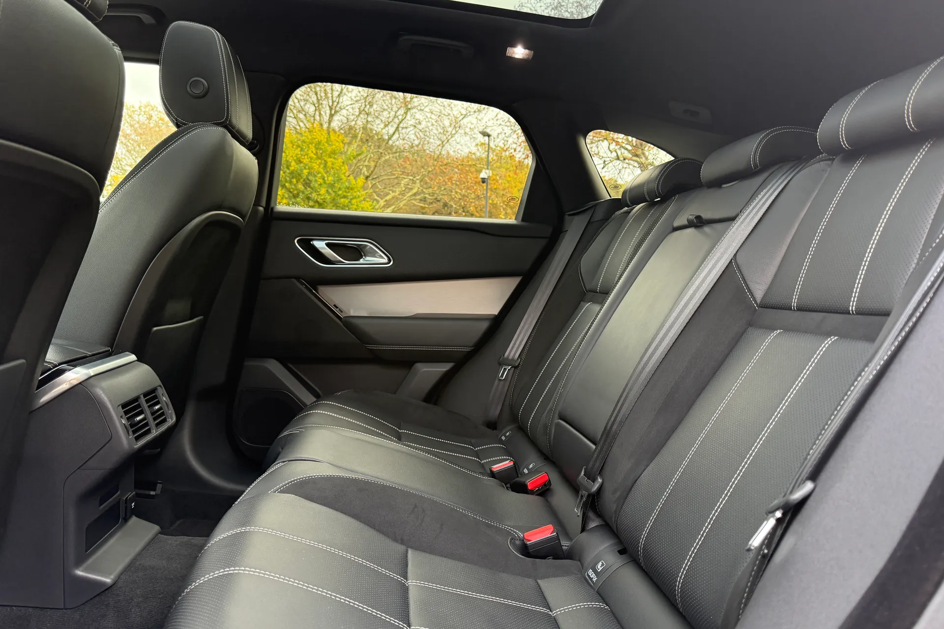 LAND ROVER RANGE ROVER VELAR thumbnail image number 43