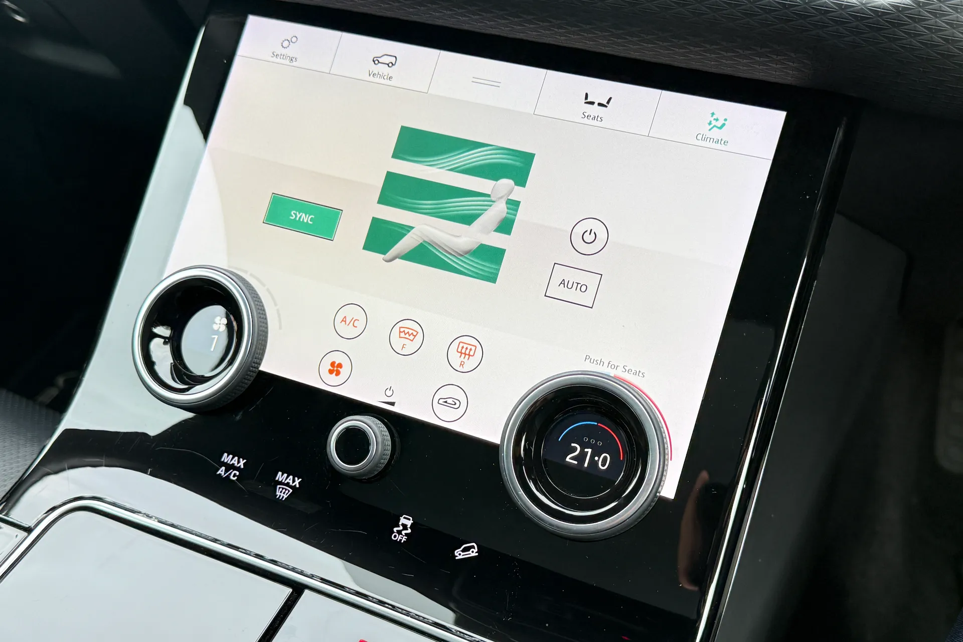 LAND ROVER RANGE ROVER VELAR thumbnail image number 32