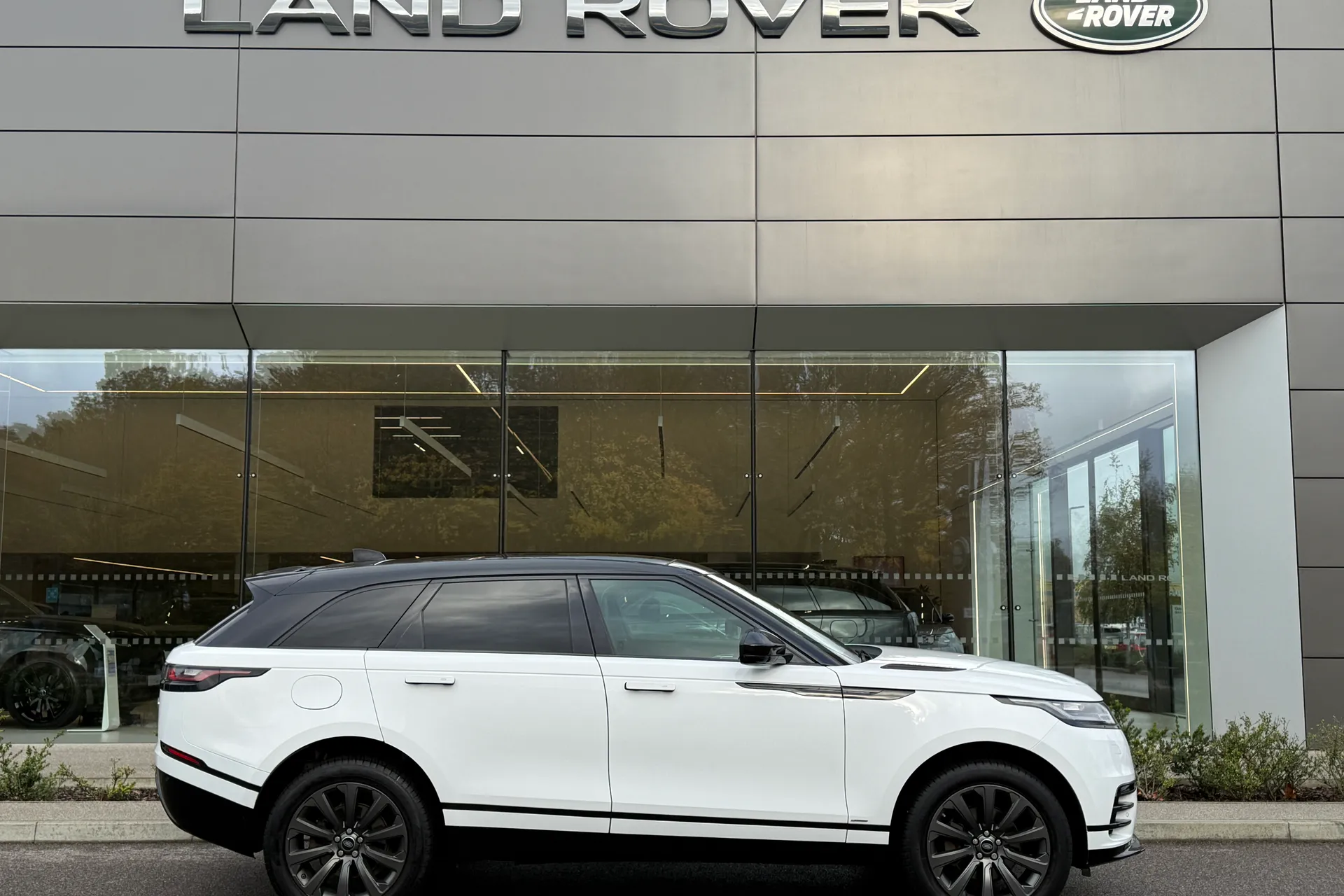 LAND ROVER RANGE ROVER VELAR thumbnail image number 2