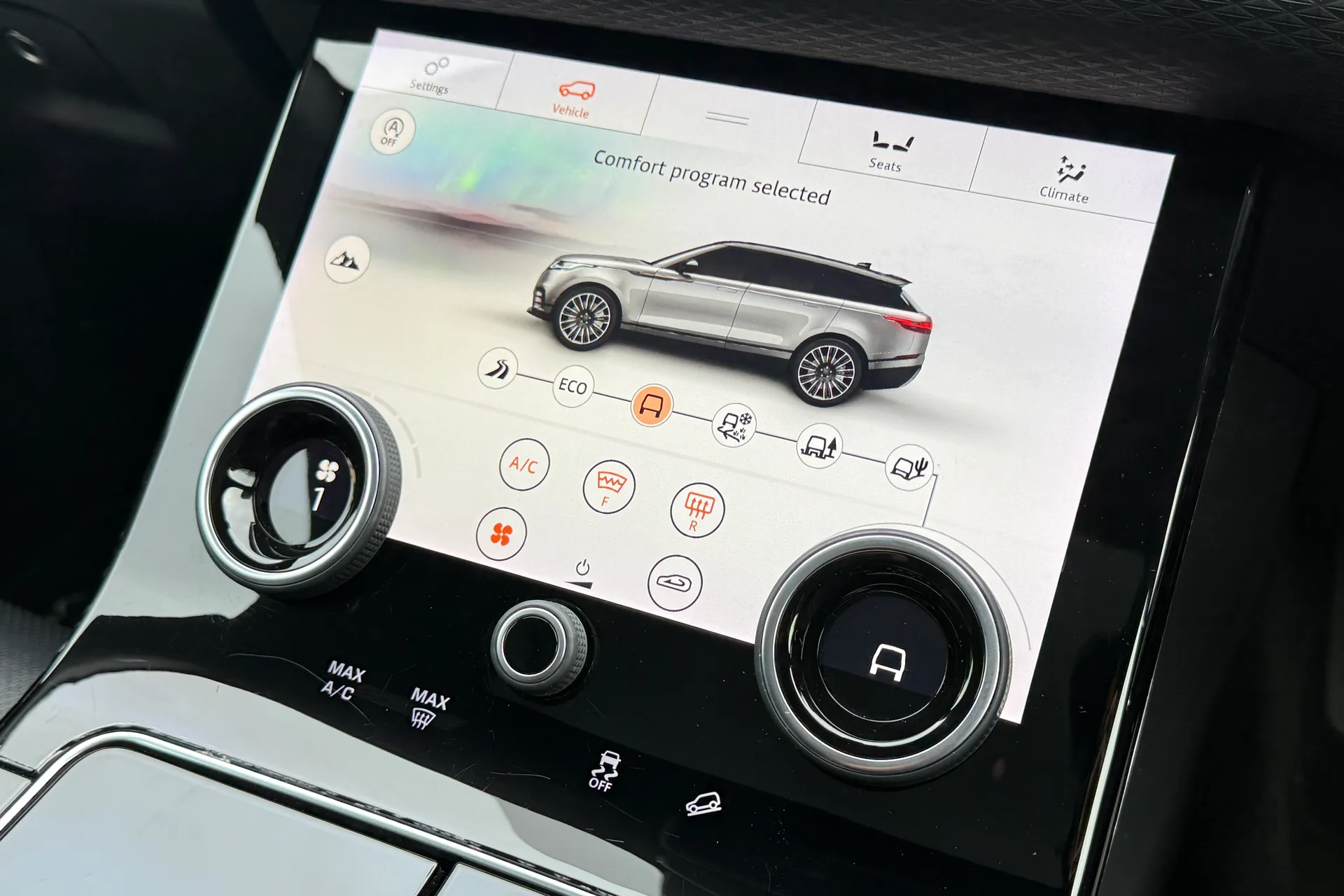 LAND ROVER RANGE ROVER VELAR thumbnail image number 33