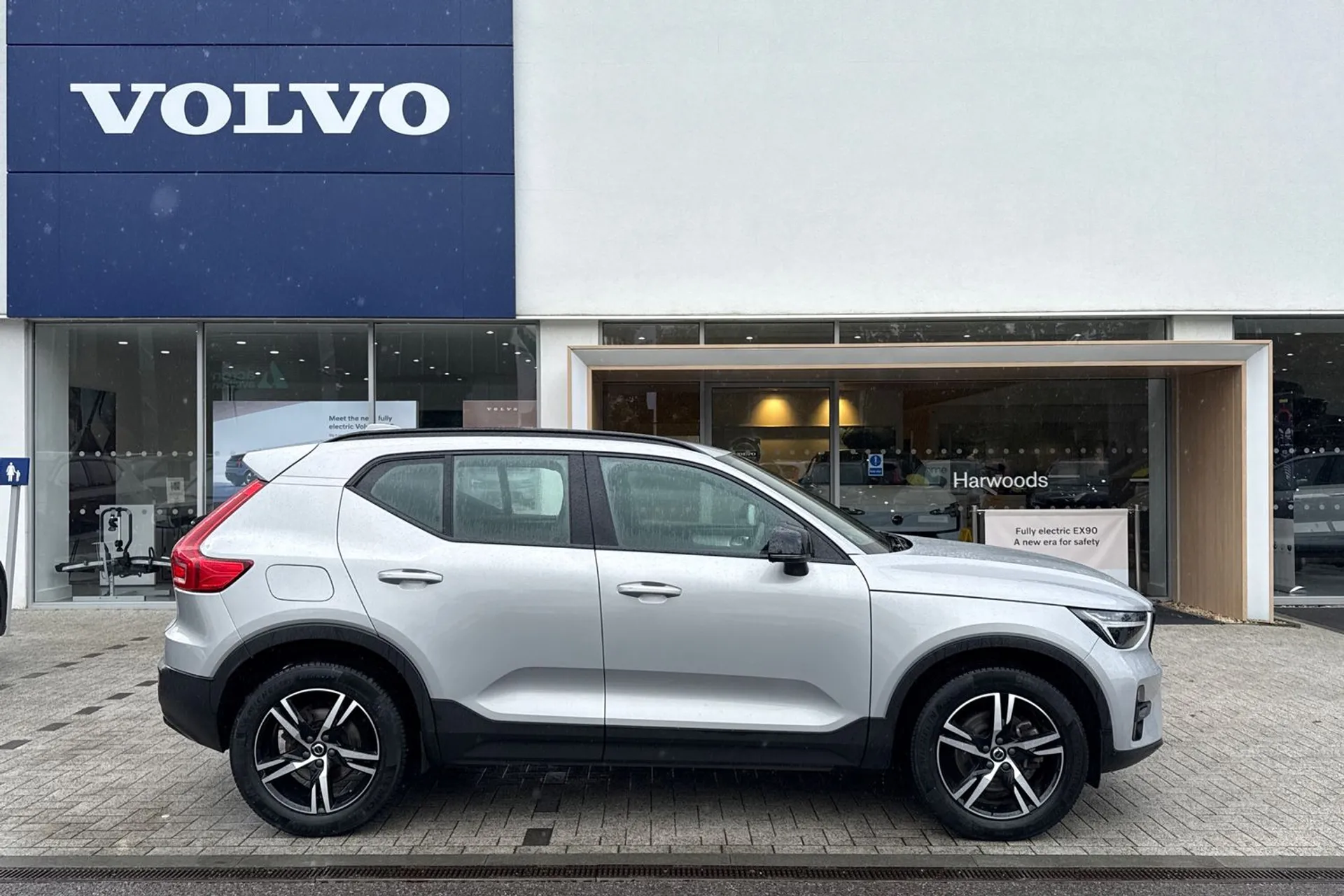 Volvo XC40 thumbnail image number 2