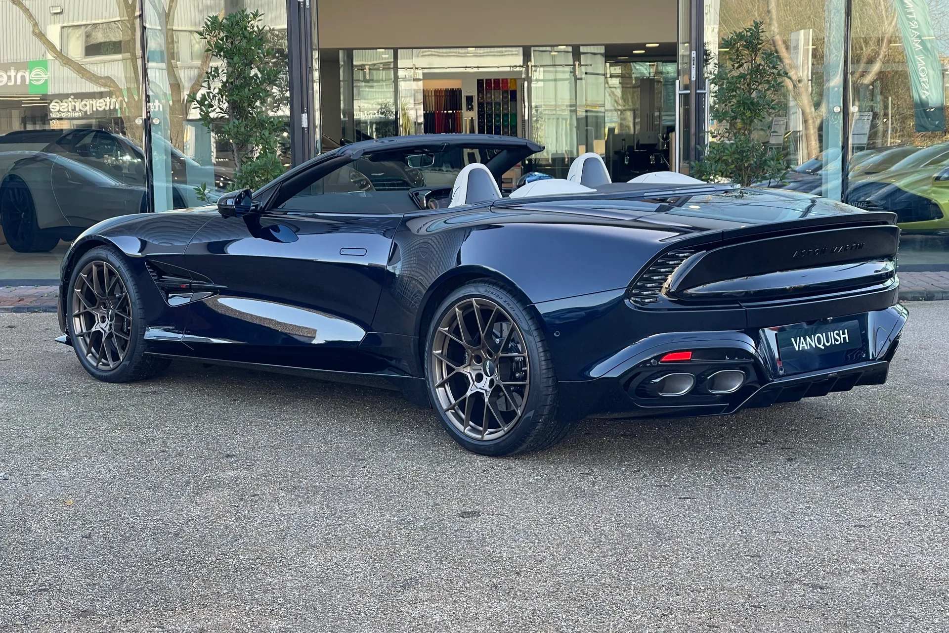 Aston Martin VANQUISH thumbnail image number 2