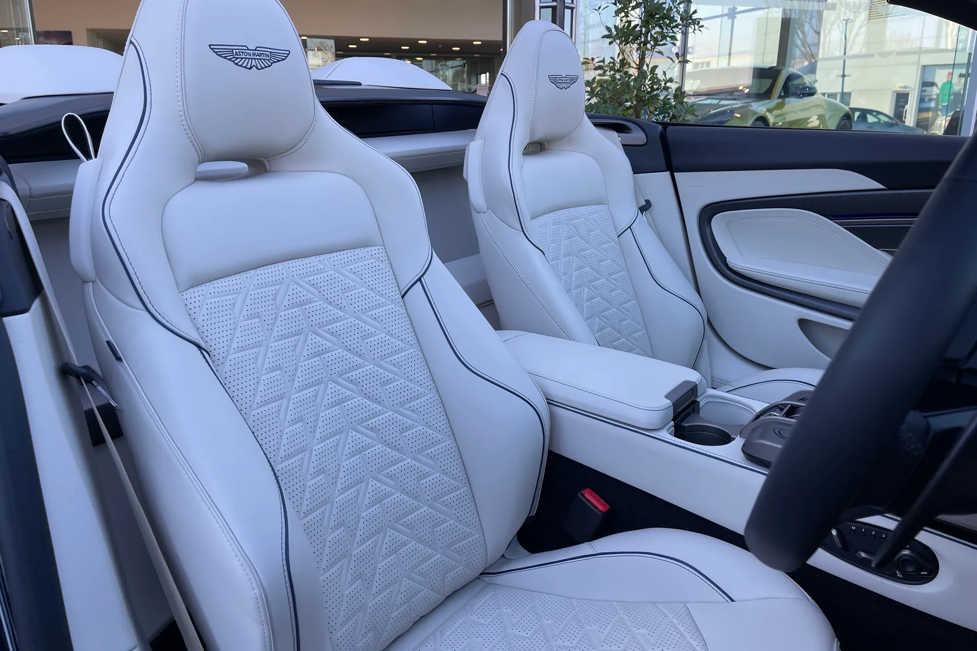 Aston Martin VANQUISH thumbnail image number 12