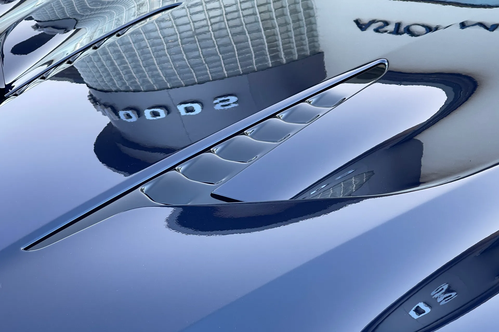 Aston Martin VANQUISH thumbnail image number 27