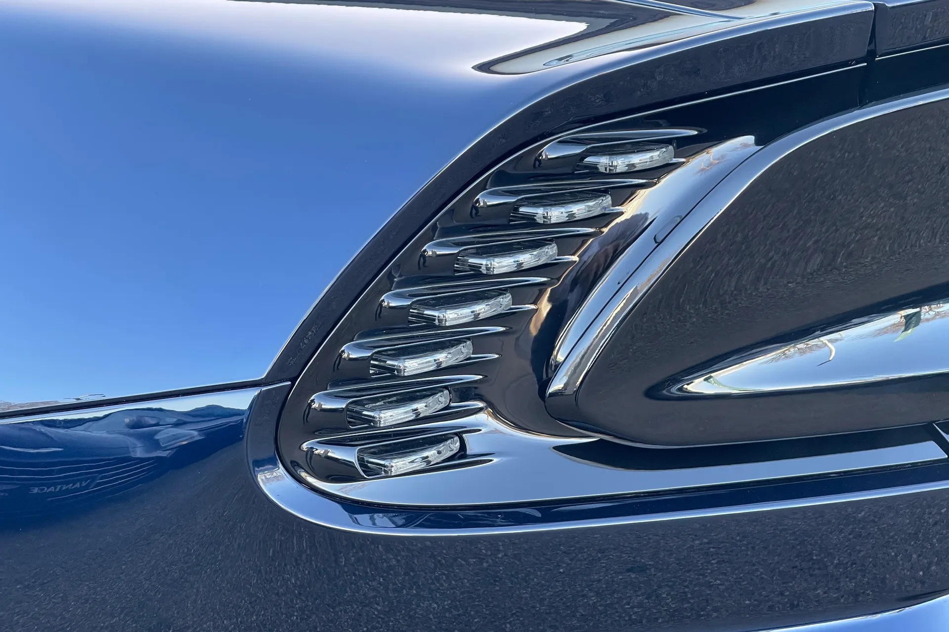 Aston Martin VANQUISH thumbnail image number 17