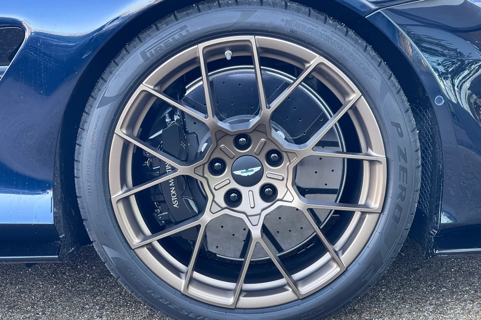 Aston Martin VANQUISH thumbnail image number 4