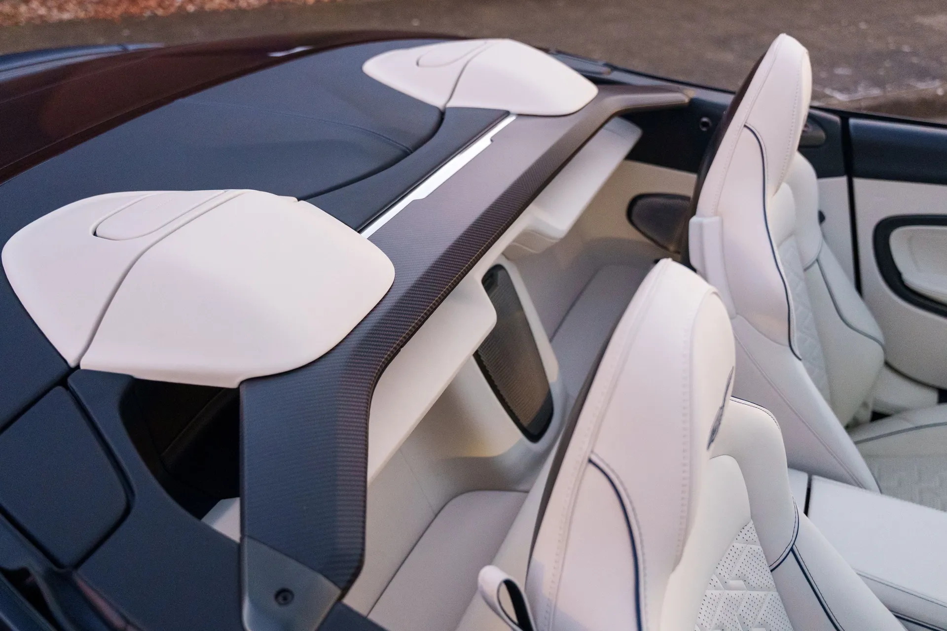 Aston Martin Vanquish thumbnail image number 18