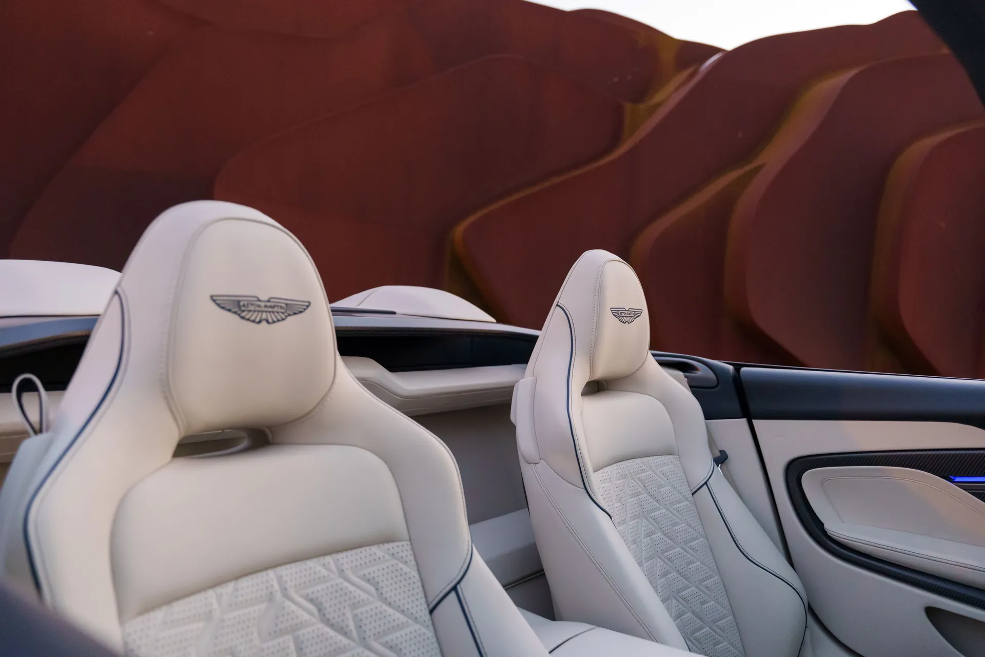 Aston Martin Vanquish thumbnail image number 12