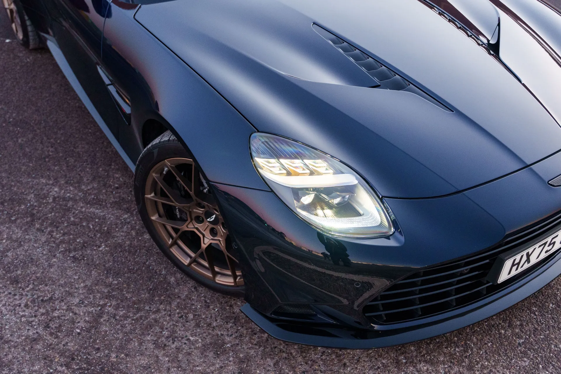 Aston Martin Vanquish thumbnail image number 8