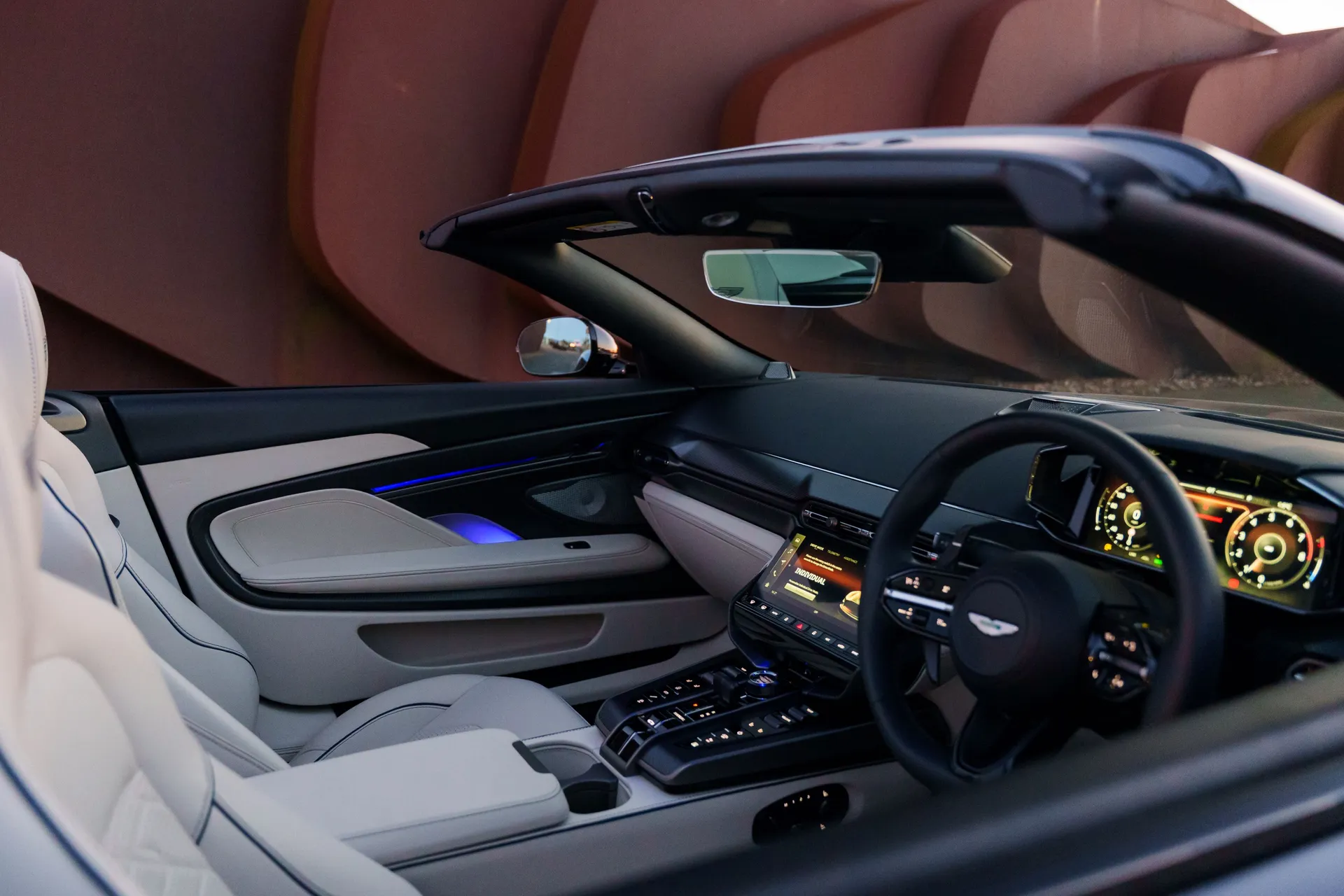 Aston Martin Vanquish thumbnail image number 22