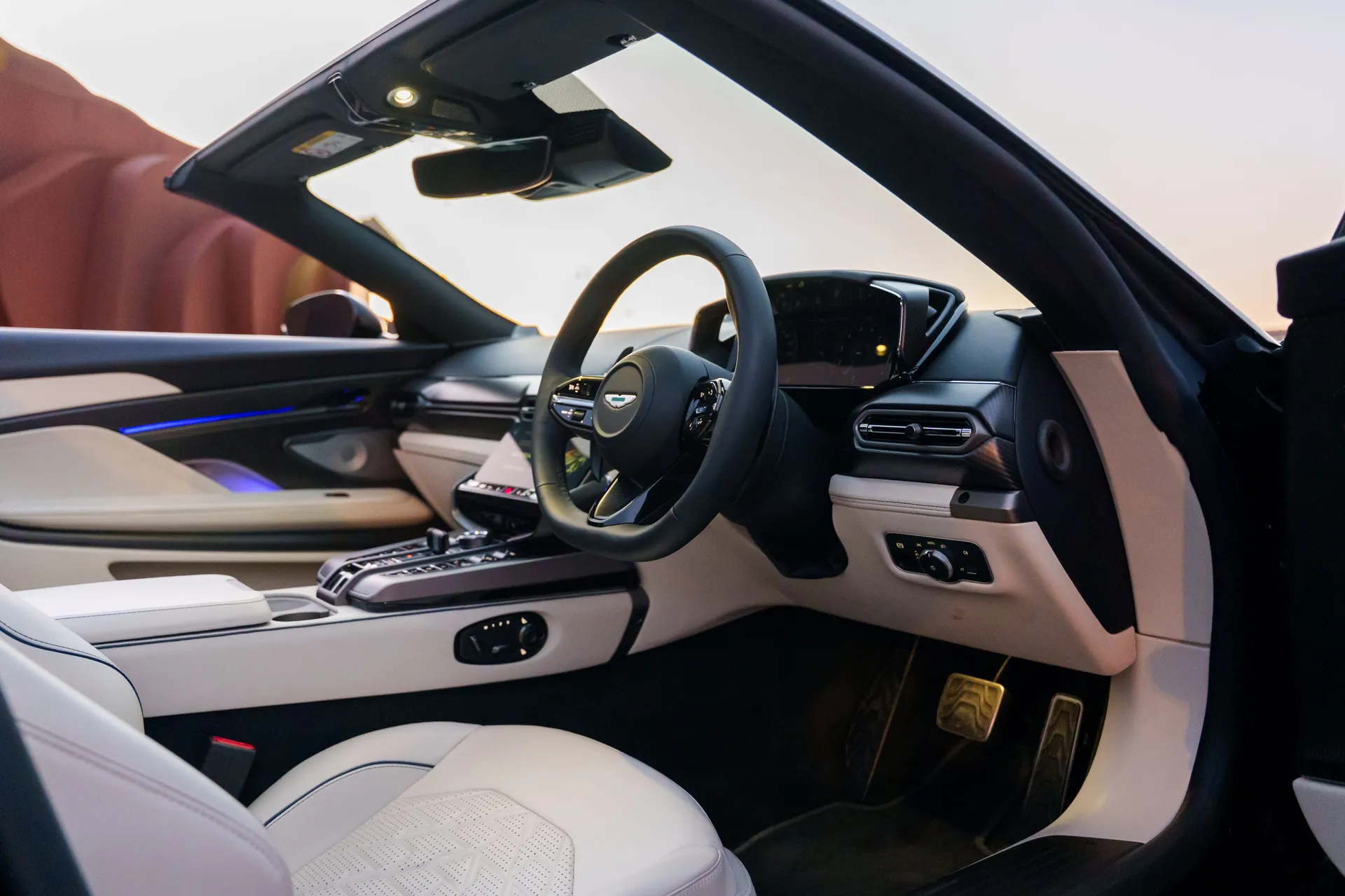 Aston Martin Vanquish thumbnail image number 16