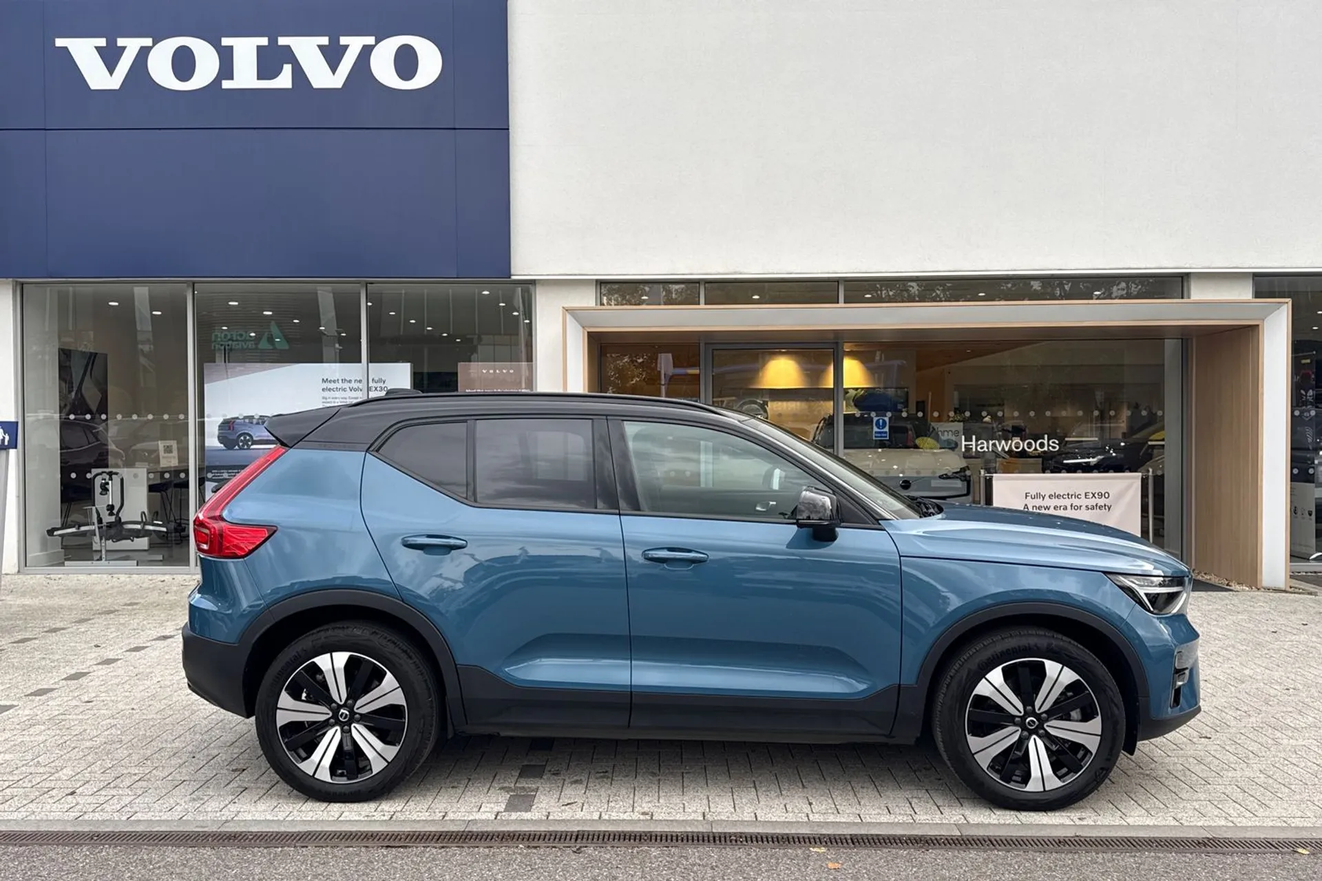 Volvo XC40 thumbnail image number 2