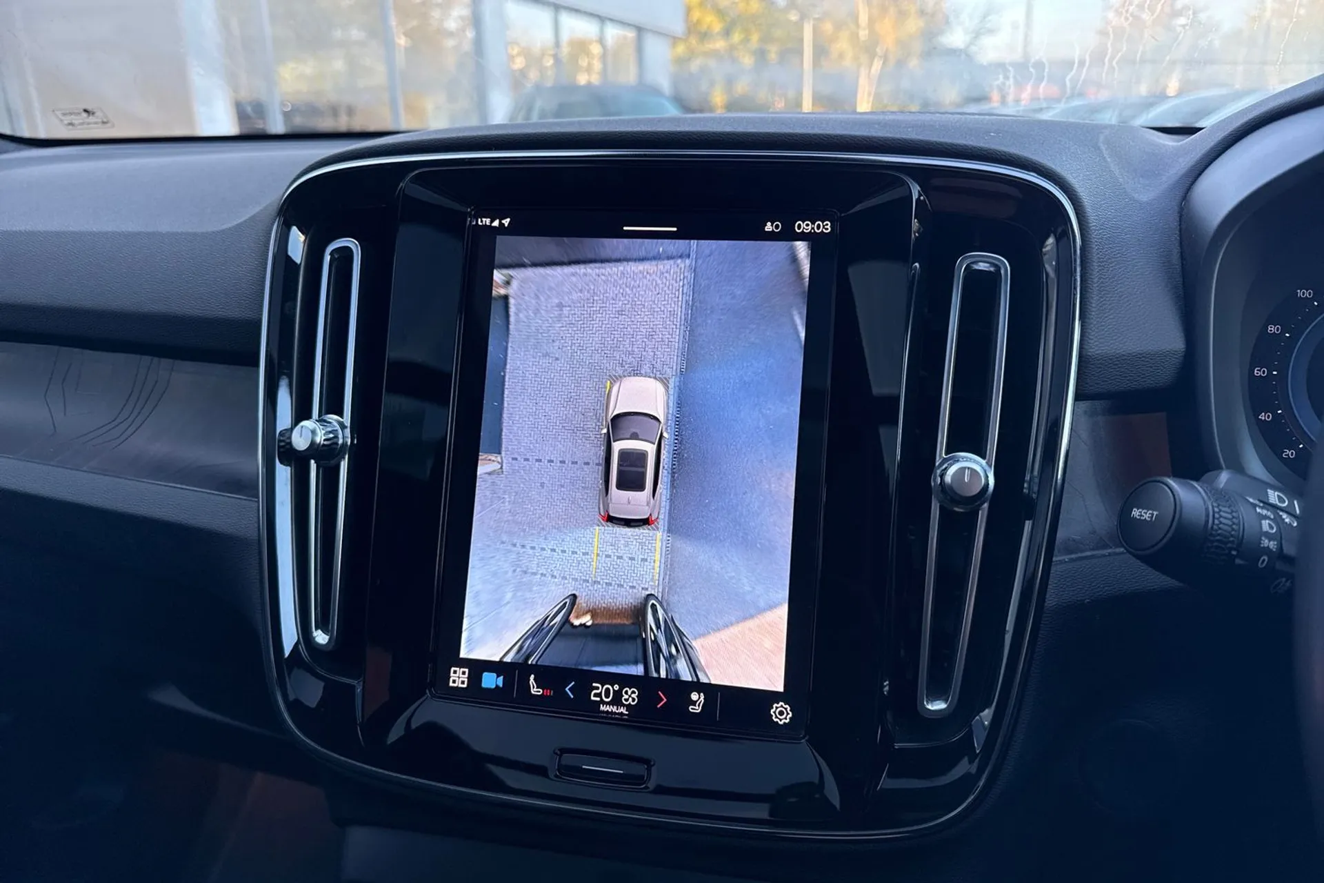 Volvo XC40 thumbnail image number 4