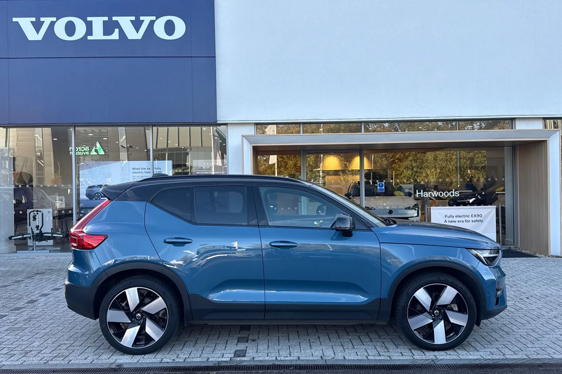 Volvo XC40 thumbnail image number 2