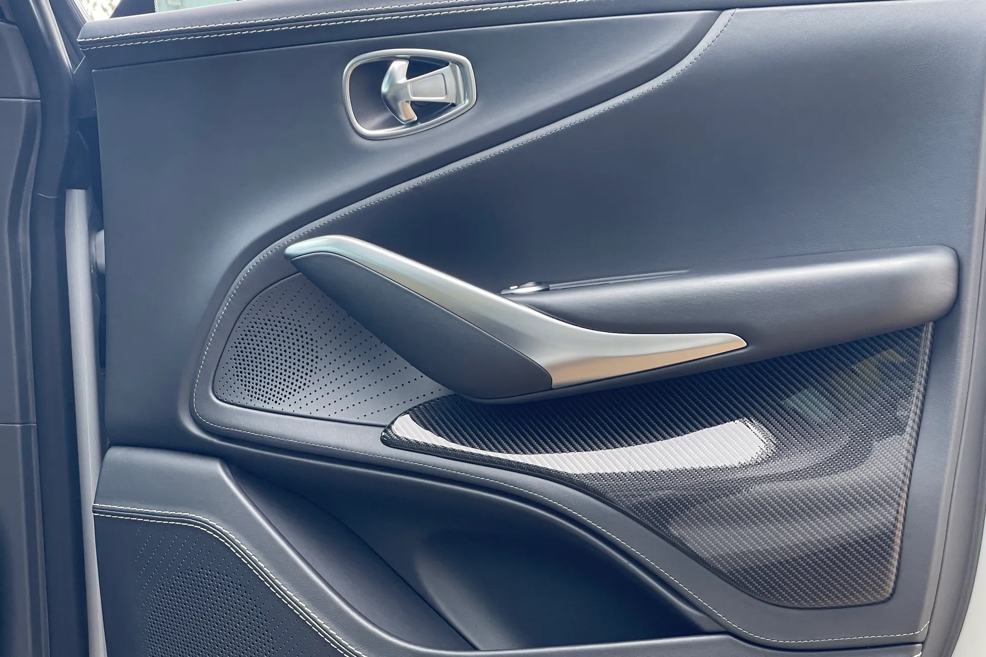 Aston Martin DBX thumbnail image number 26