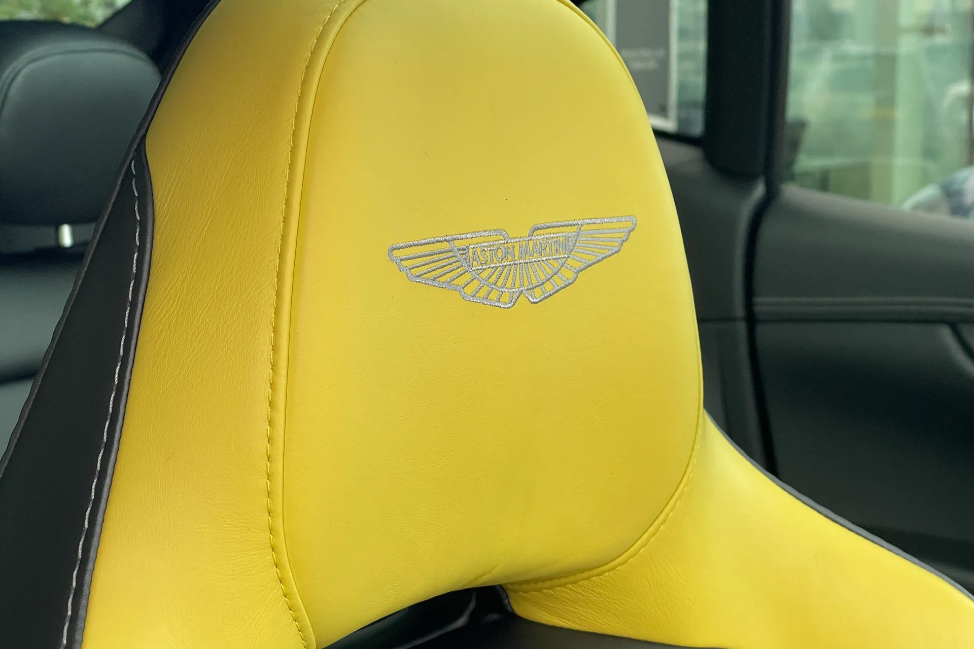 Aston Martin DBX thumbnail image number 5