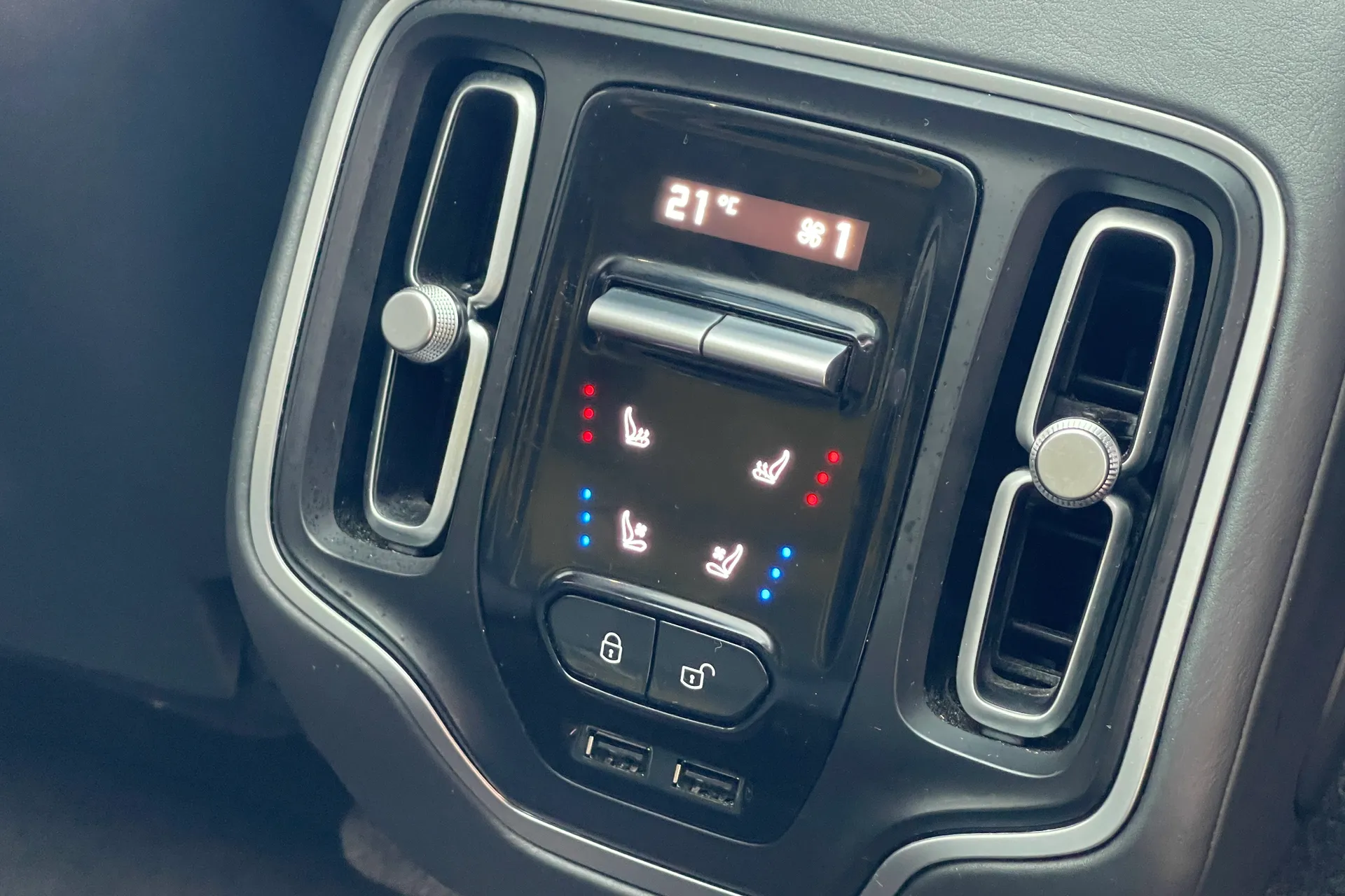 Aston Martin DBX thumbnail image number 23