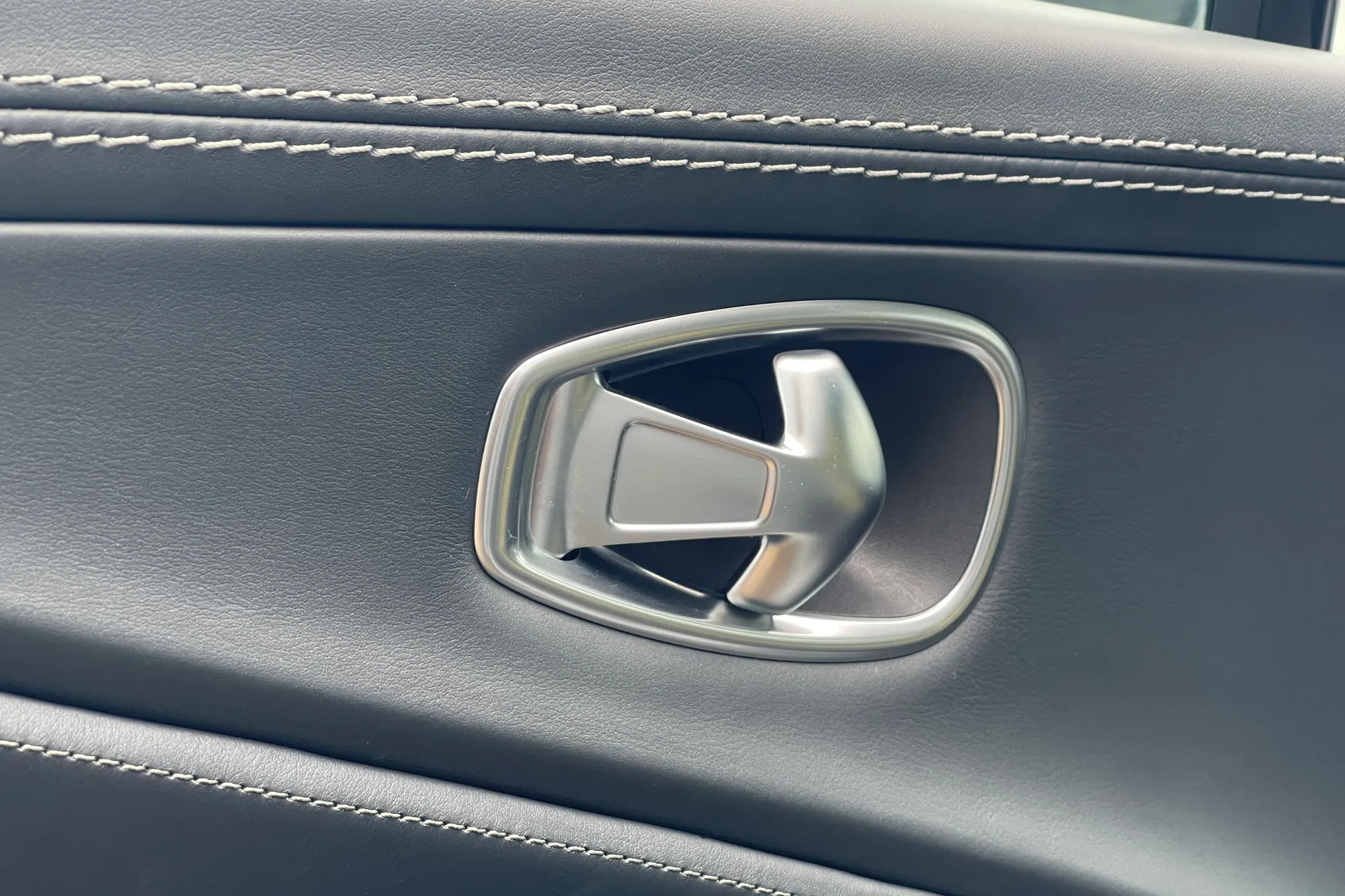 Aston Martin DBX thumbnail image number 44